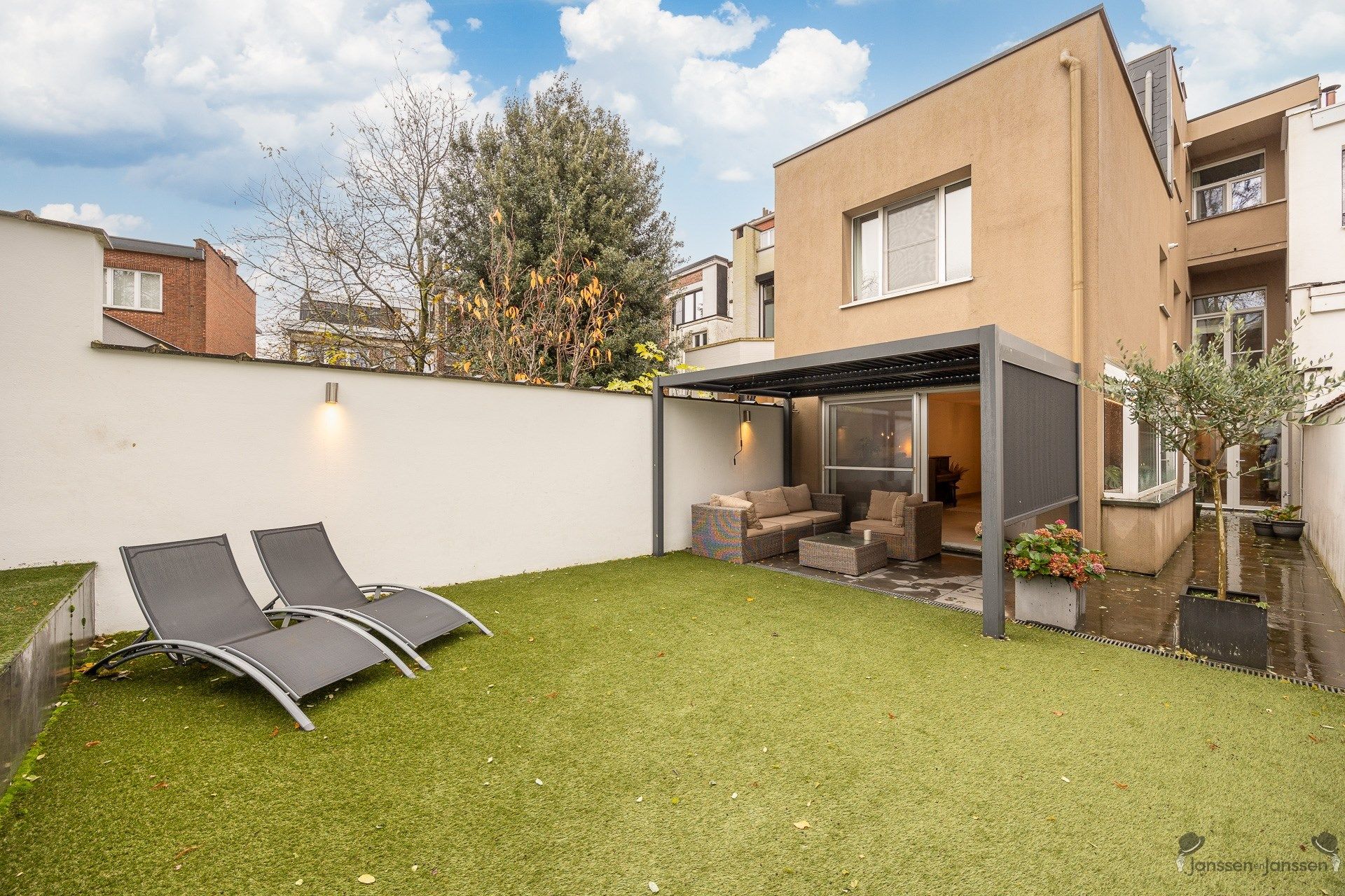 Gerenoveerd herenhuis met min. 4 slaapkamers en praktijkruimte in Berchem.  foto 19