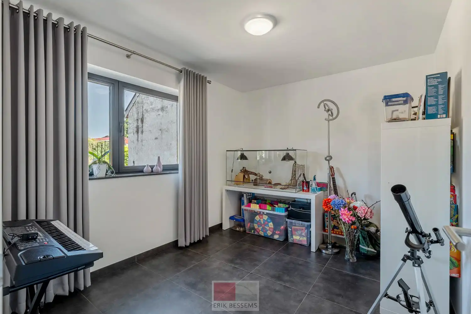 Deze moderne halfopen woning, gebouwd in 2016, biedt een bewoonbare oppervlakte van maar liefst 232 m² op een perceel van 377 m² en maar liefst 5 slaapkamers waarvan er eentje in gebruik is als bureau. foto 11