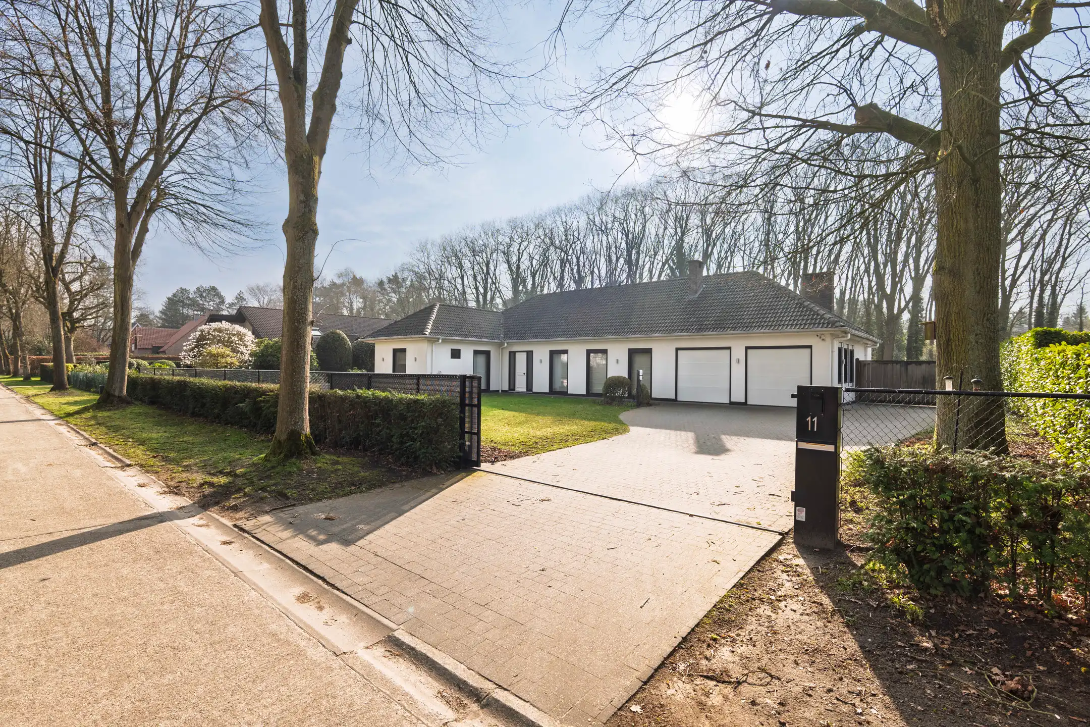 Instapklare gelijkvloerse villa op toplocatie (ca. 2.028 m²) foto 2