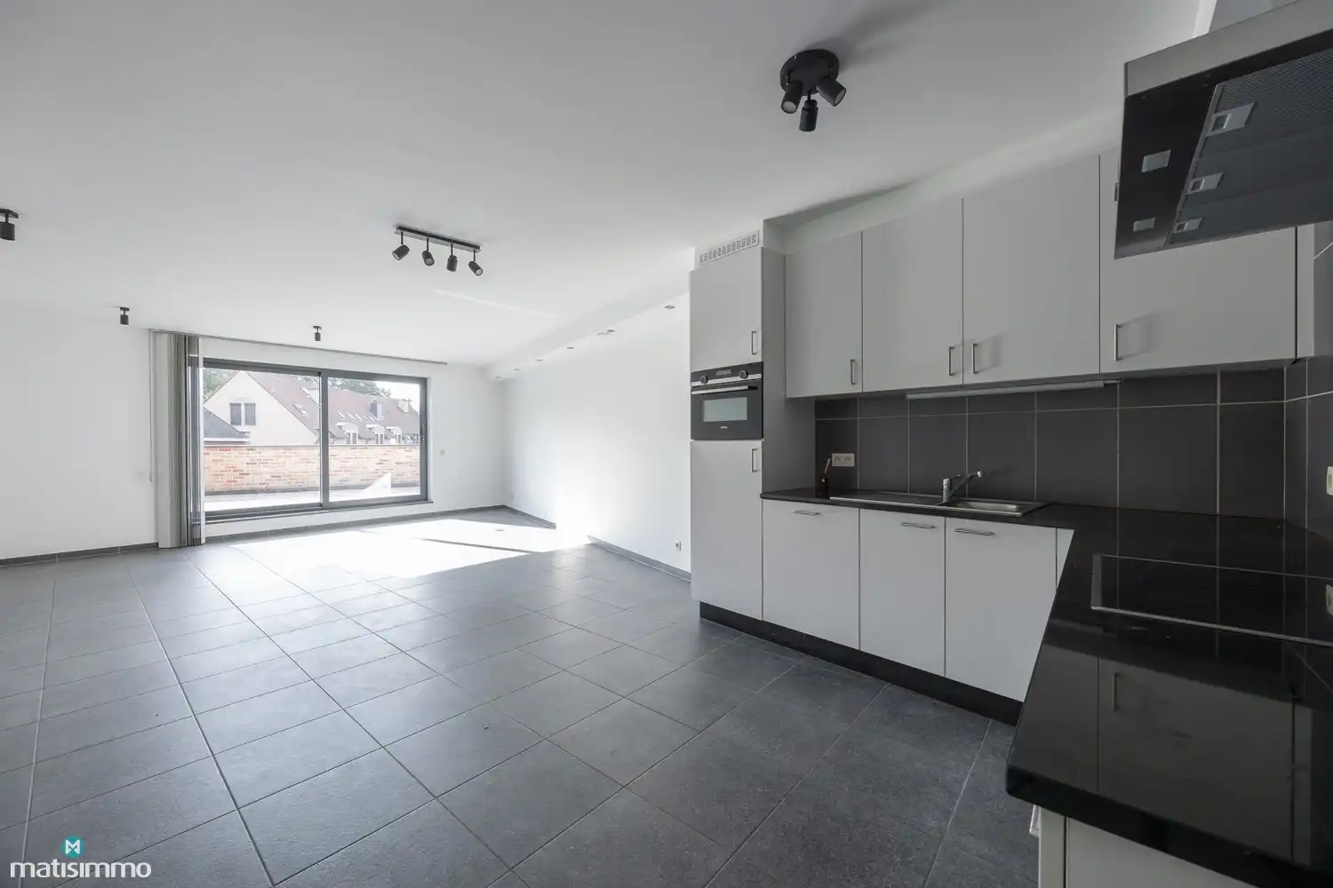 INSTAPKLAAR APPARTEMENT MET 2 SLAAPKAMERS, RUIM TERRAS EN AUTOSTAANPLAATS IN HET CENTRUM VAN BILZEN foto 3