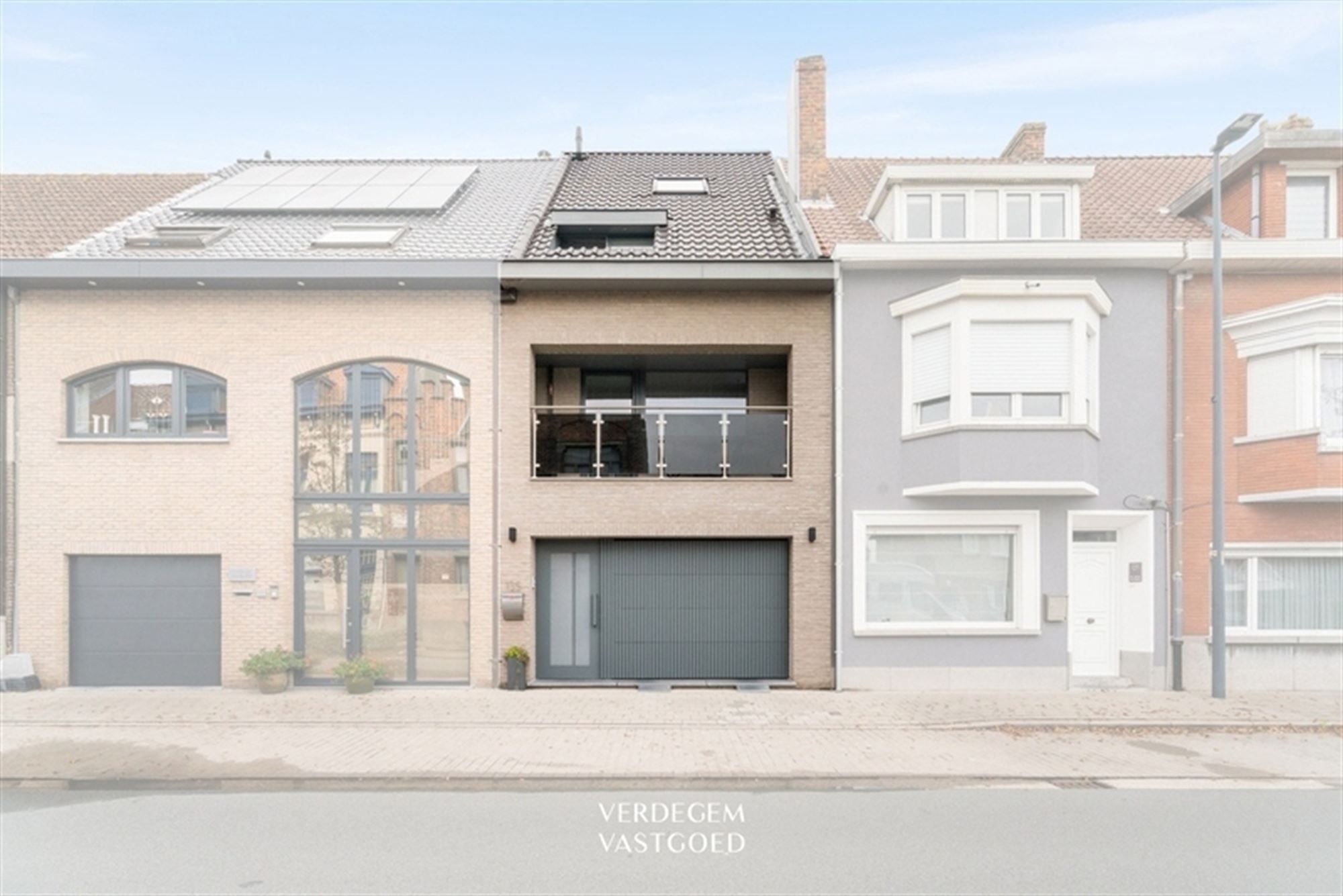 Instapklaar en knap afgewerkte woning met 2 garages, geniettuin en atelier/praktijk foto {{pictureIndex}}