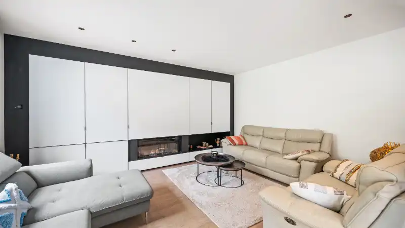 Ruime villa van 336m² op 1 hectare 45 are met vijver foto 6