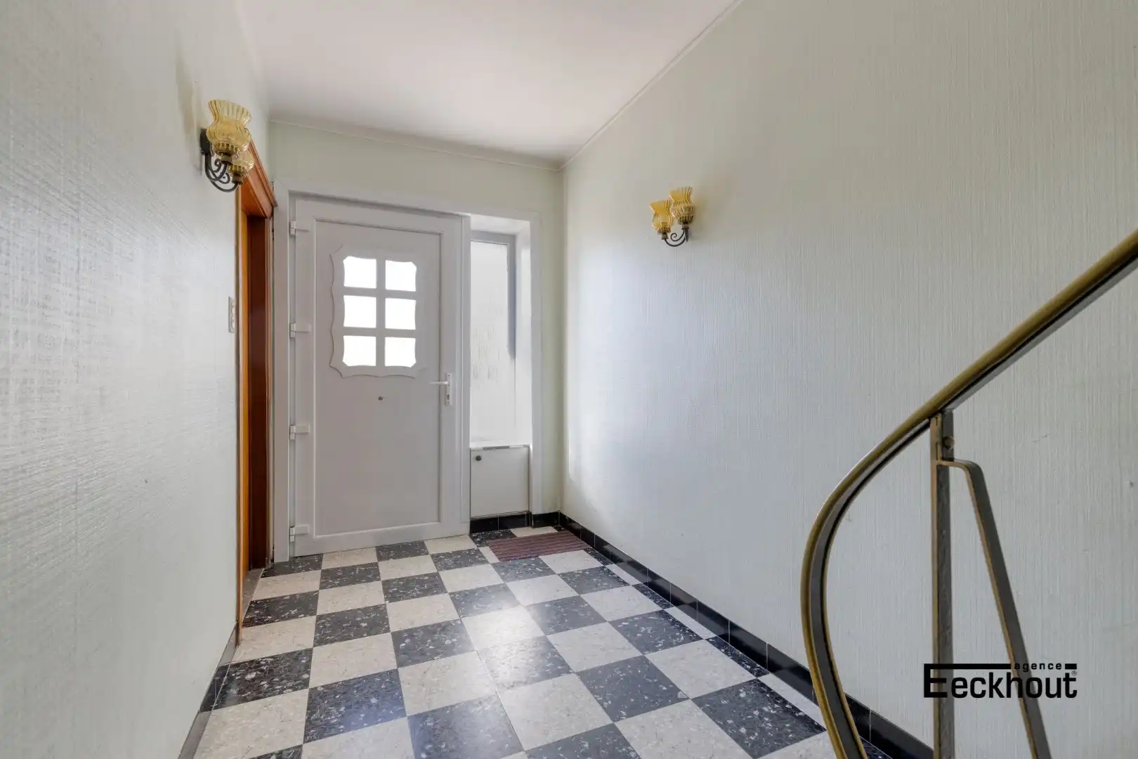 Zeer ruime woning boordevol potentieel met grote garages en mooi open zicht! foto 2