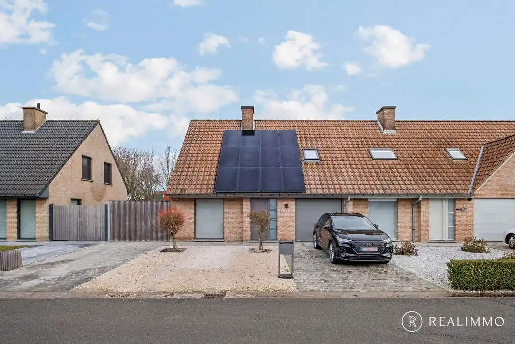 Verzorgde halfopen bebouwing op 364 m² in rustige verkaveling te Avelgem foto {{pictureIndex}}