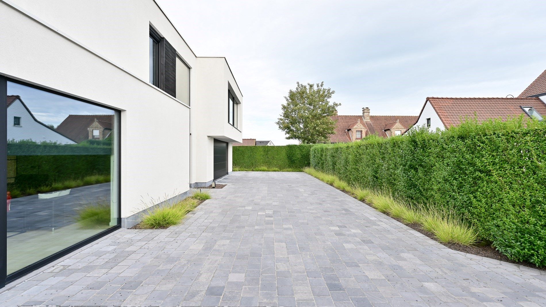Hedendaagse villa (°2017) gelegen vlakbij het centrum van Knokke. foto 2