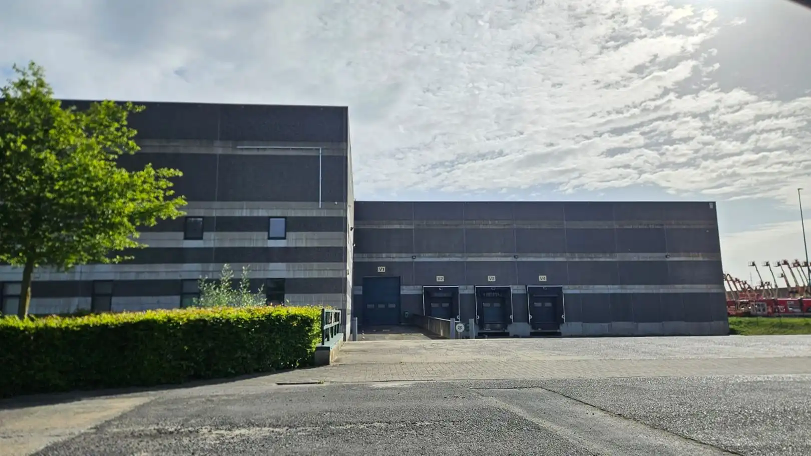 Logistiek op zichtlocatie langs E17 foto {{pictureIndex}}