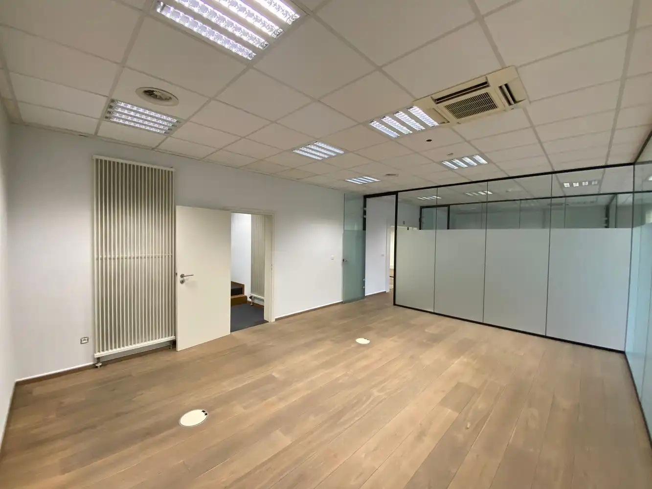 255m² kantoor/showroom foto 9