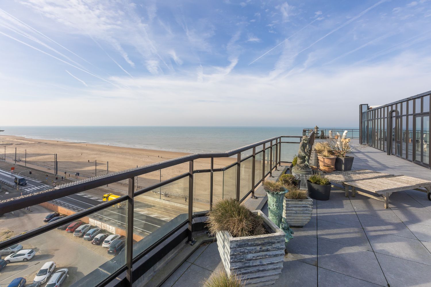 Ruime penthouse met fenomenaal open zicht op de zeedijk van Oostende foto 3