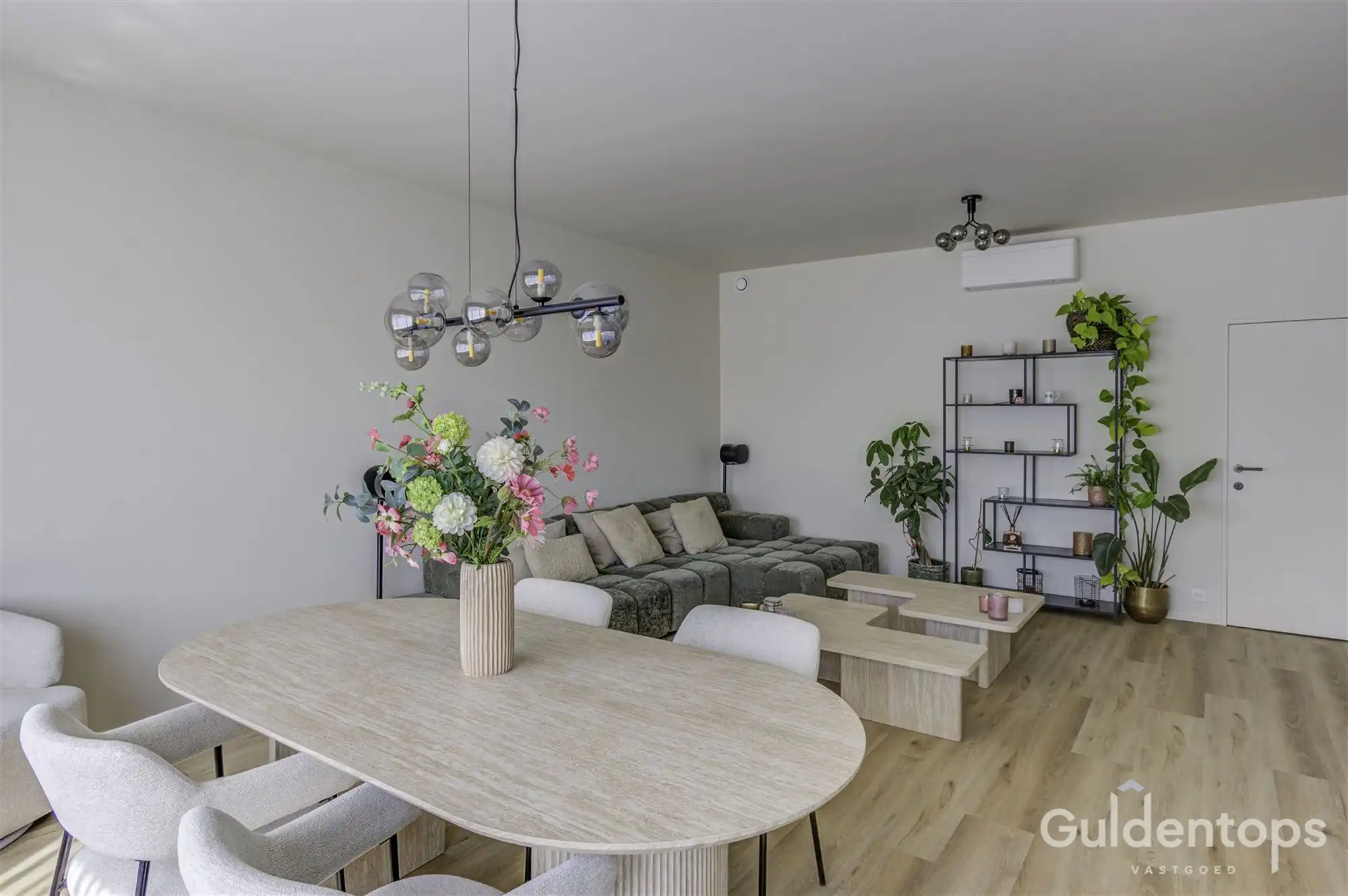Knap vernieuwd 2 slaapkamerappartement op topligging foto 13