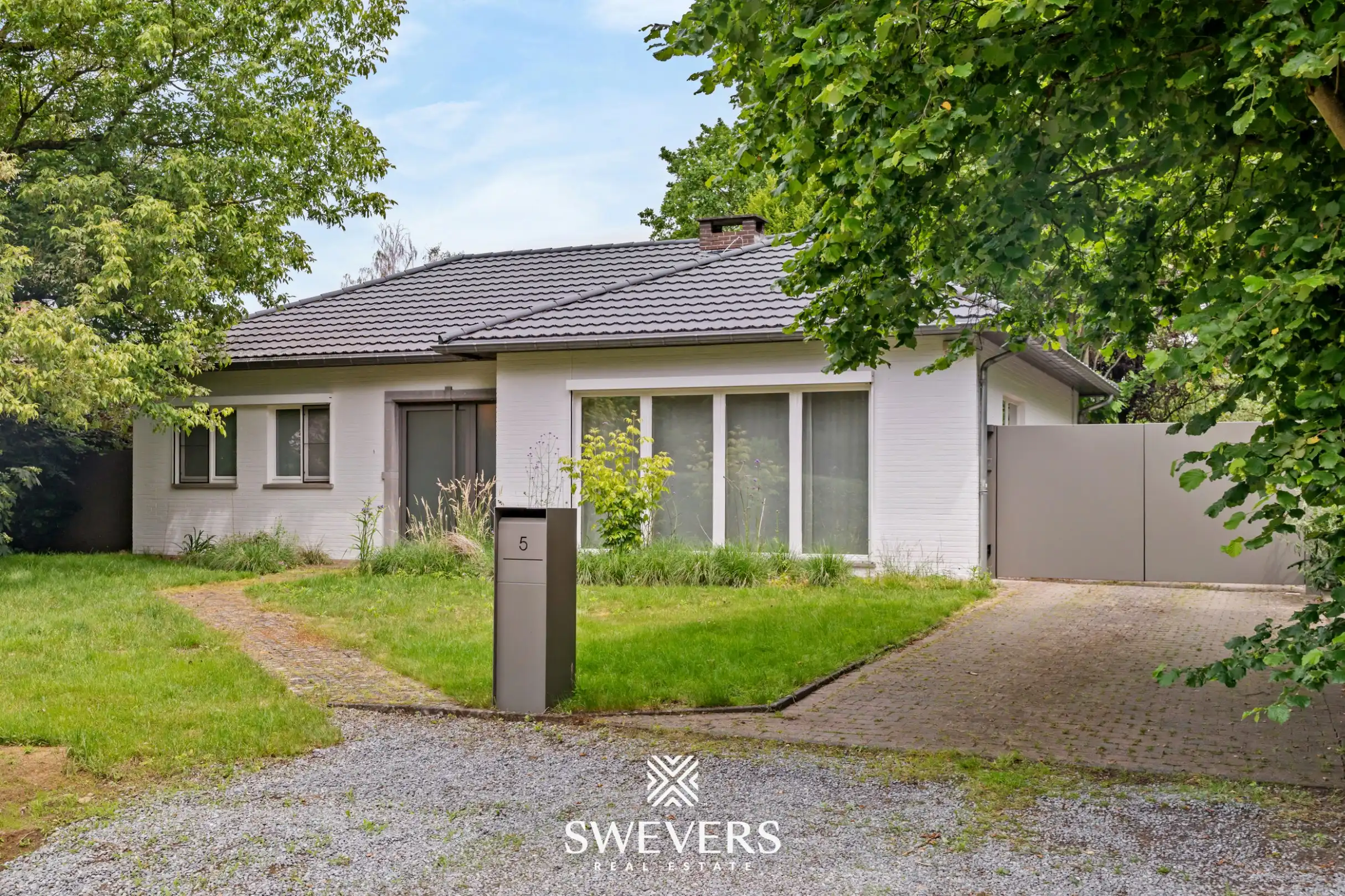 TE HUUR: Totaal genoveerde, gelijkvloerse woning met 3 slaapkamers in Zonhoven foto {{pictureIndex}}