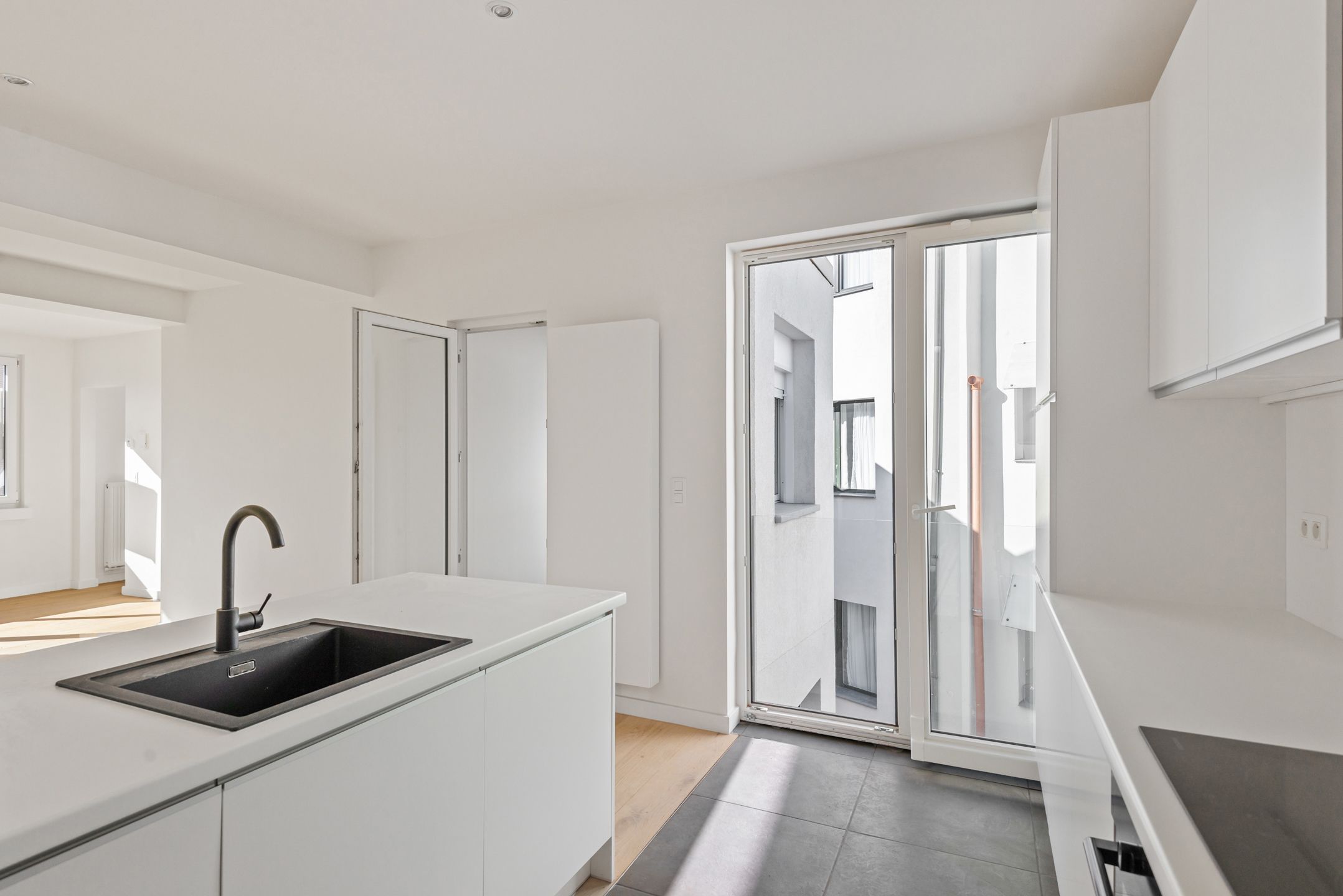 Volledig gerenoveerd 1 slaapkamer appartement met inpandig terras, hoogwaardige materialen en veel lichtinval! foto 3