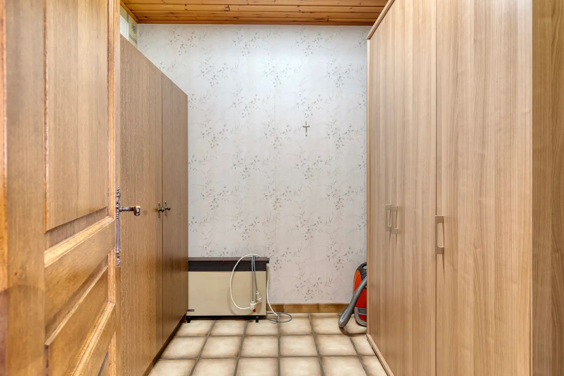 Te moderniseren ruime en solide 3-gevelwoning met grote tuin foto 14