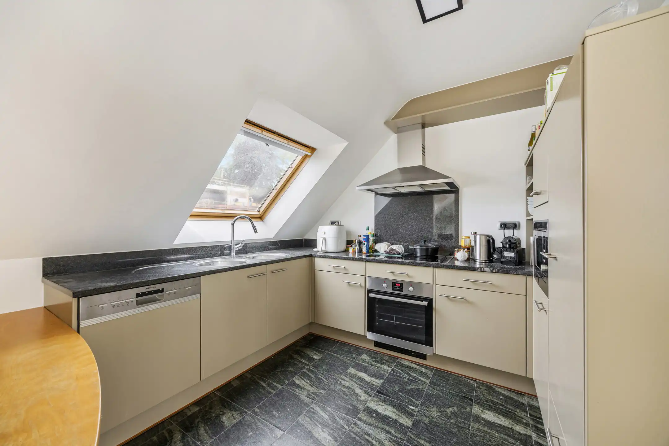 Centrale residentie met handelsruimte te Bilzen foto 7