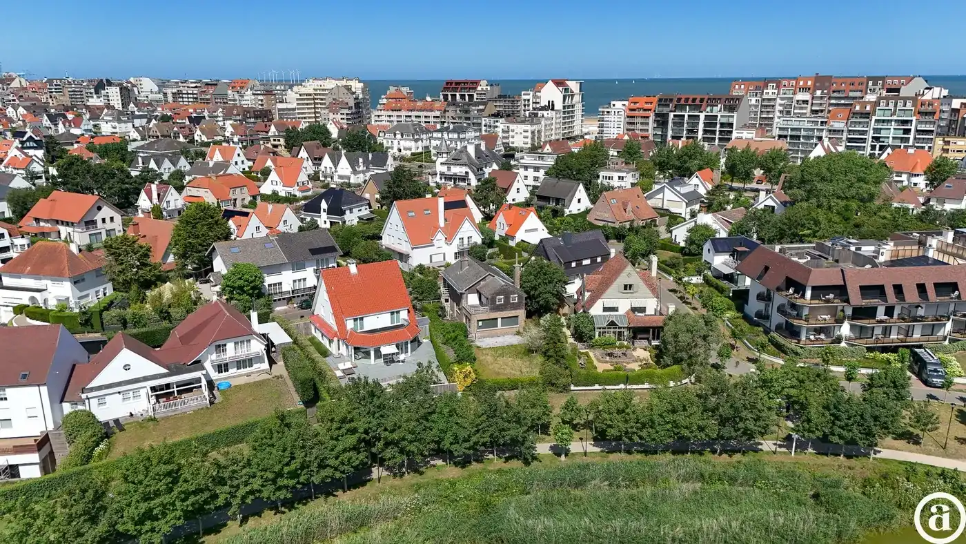 Te renoveren villa met frontaal zicht op het Zegemeer Knokke foto {{pictureIndex}}