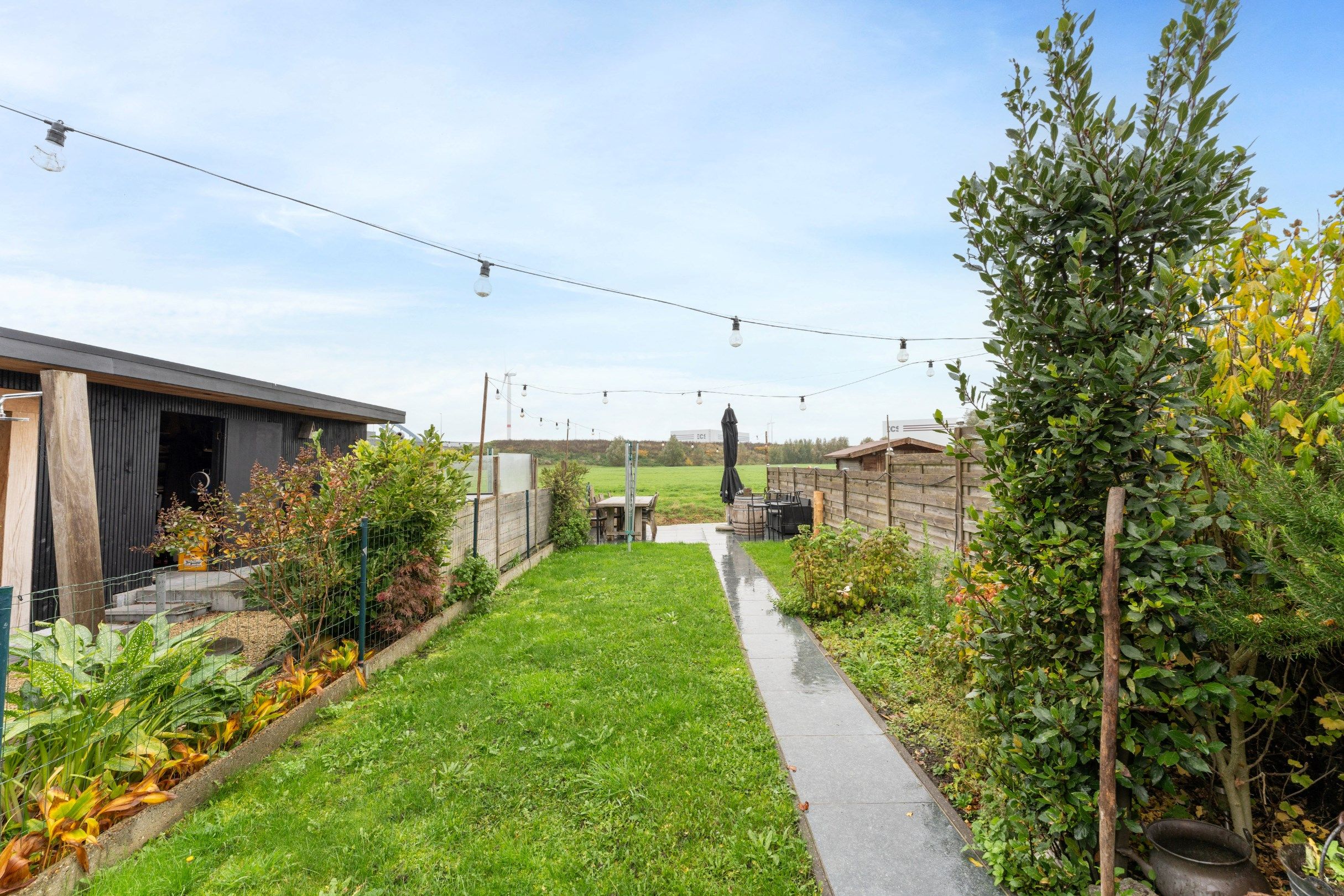 Rijwoning met een fraaie tuin aan het water te Zwankendamme foto 9