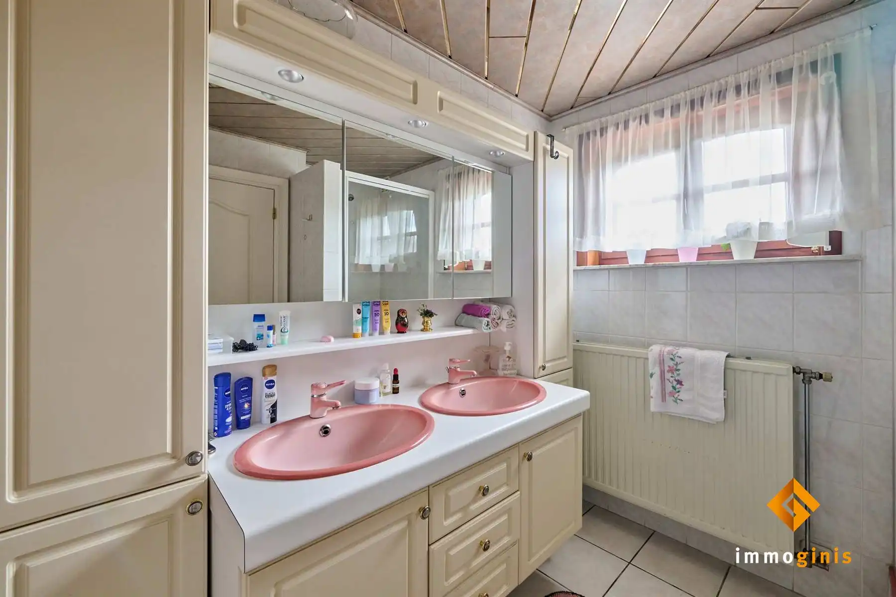 Zéér ruime woning met 3 à 4 slaapkamers, 2 badkamers en prachtige tuin in een rustige, kindvriendelijke buurt.  foto 10