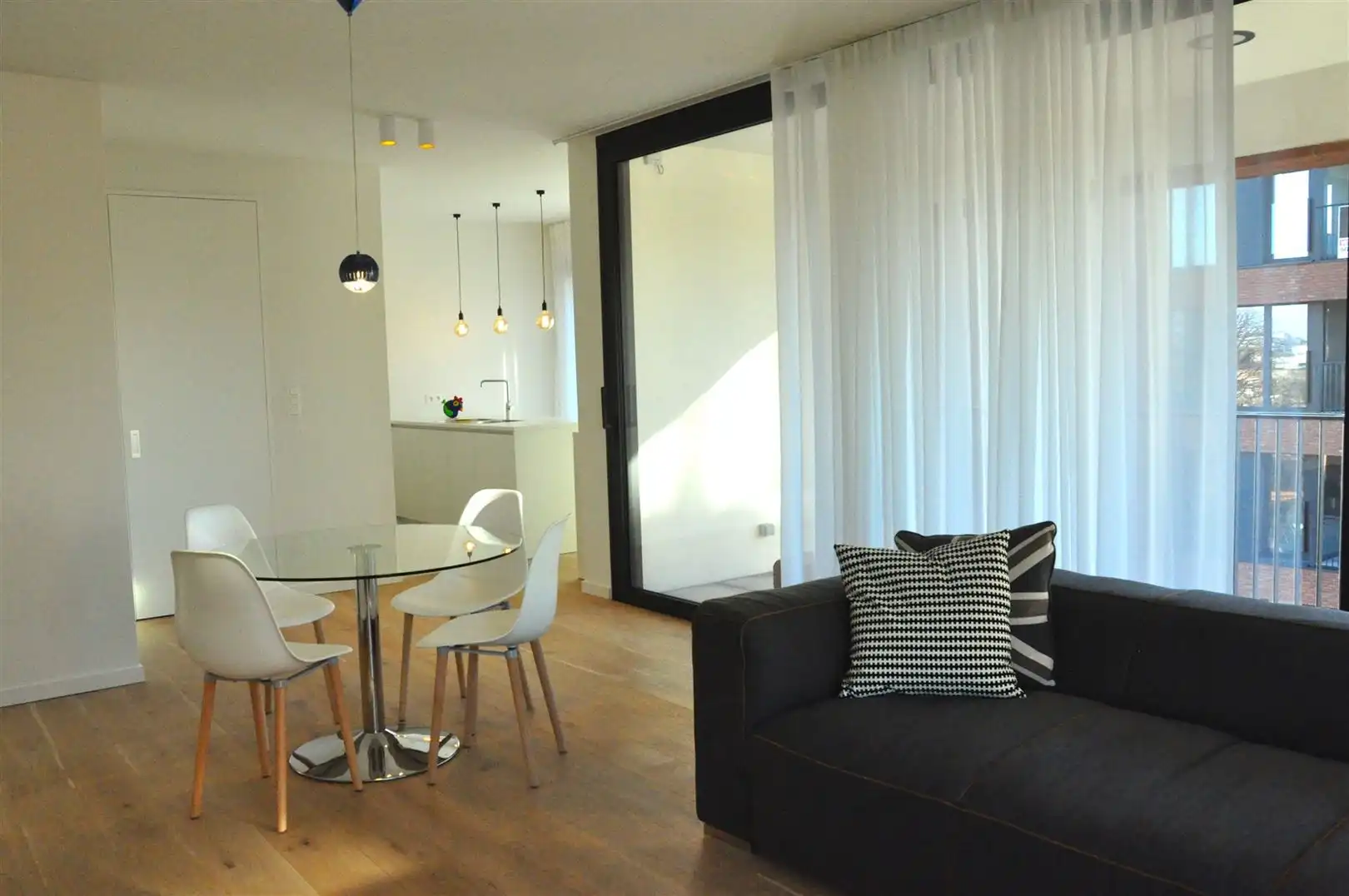 Gemeubeld 2-slaapkamerappartement met terras en parking! foto 3