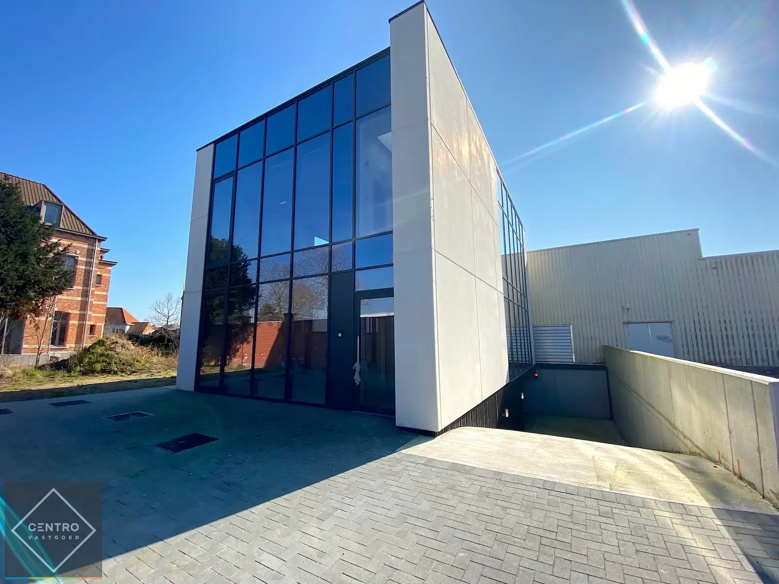 Instapklare en bemeubelde KANTOORRUIMTE (150m² op 1°V.) met berging en 2 autostaanplaatsen in de kelder. Op een boogscheut van het centrum van Brugge/expresweg. foto {{pictureIndex}}