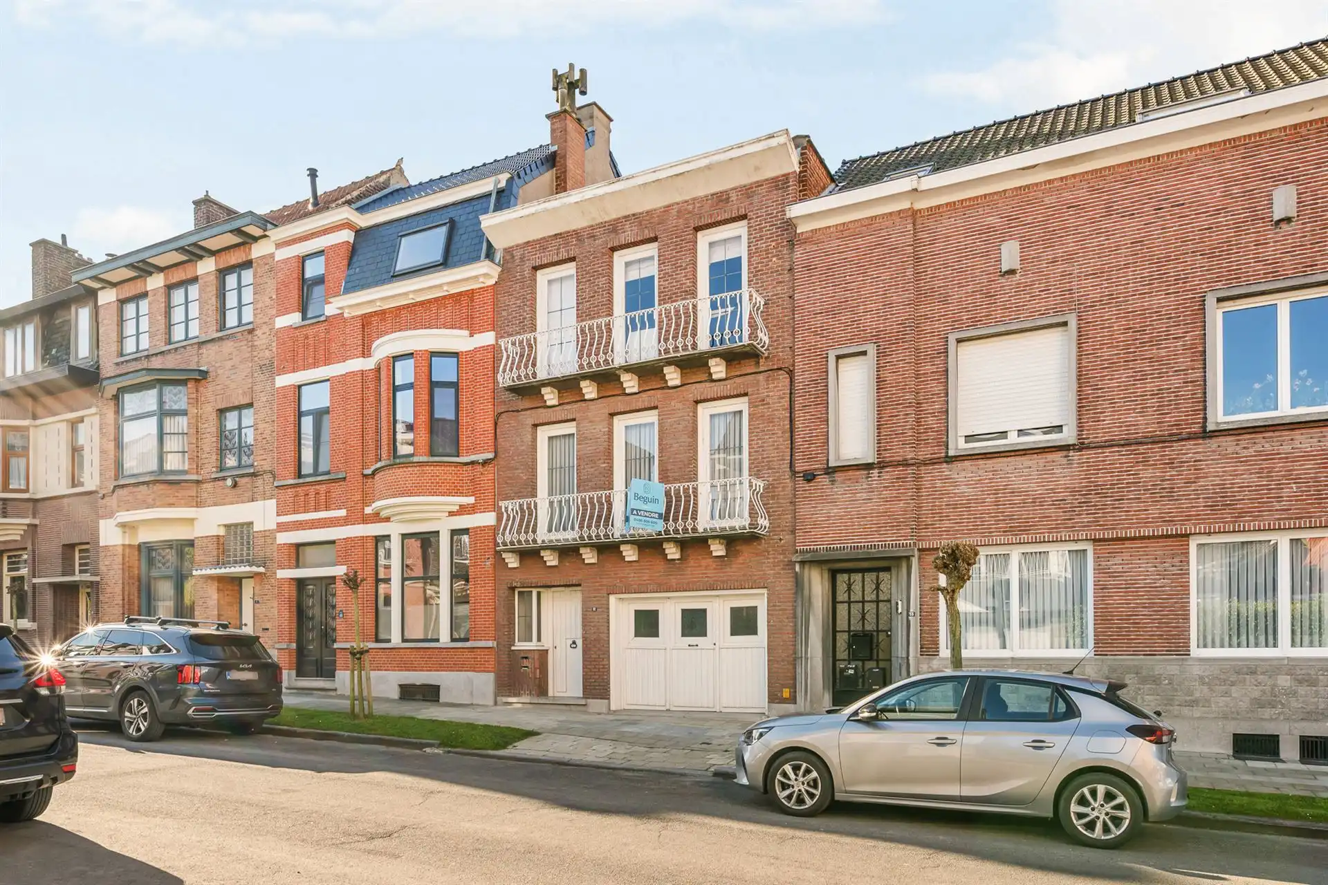 TOPgelegen opbrengsteigendom: 2 appartementen en garage. foto {{pictureIndex}}