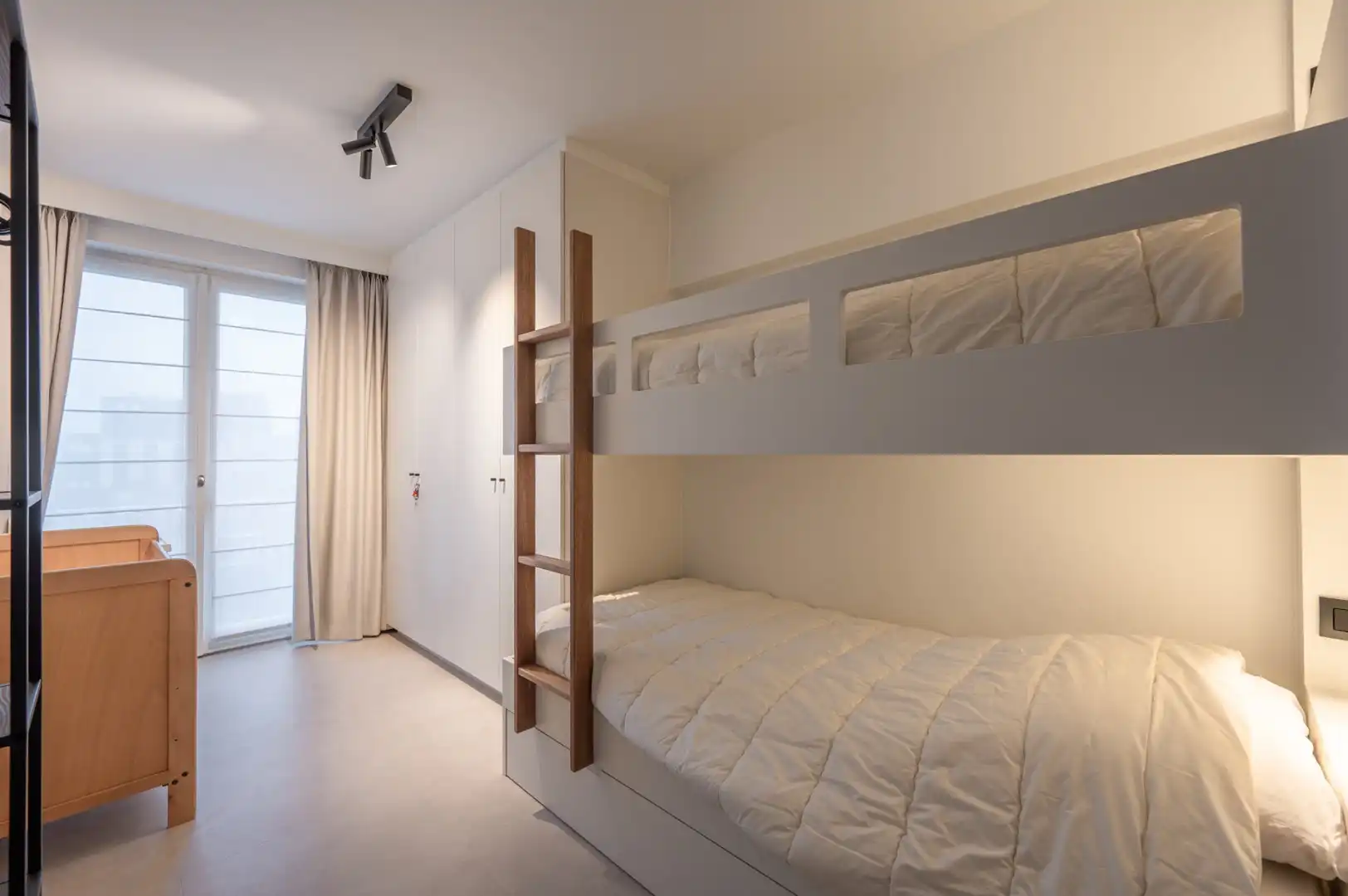 Gerenoveerd appartement met terras, twee slaapkamers en zwembad foto 12