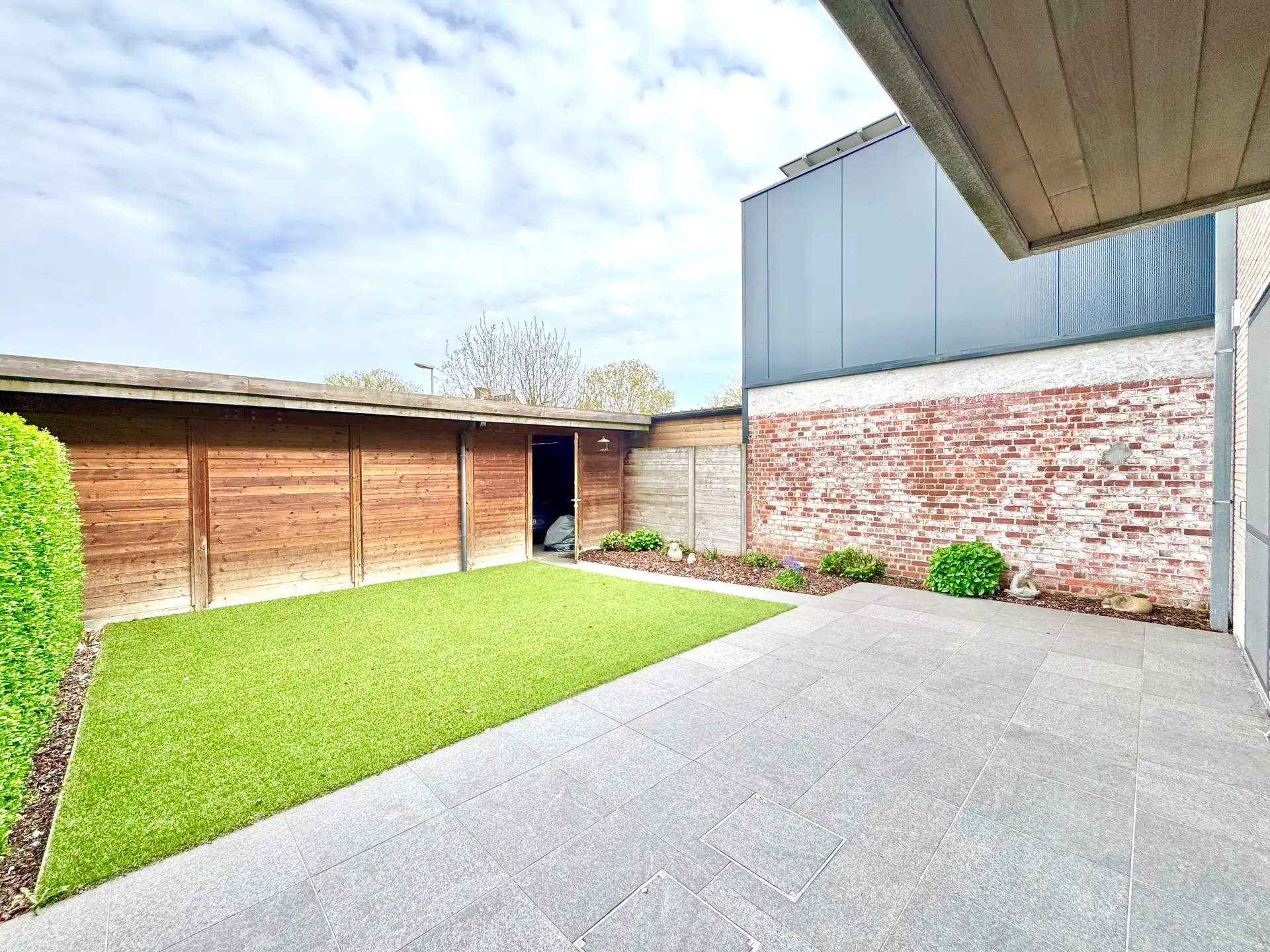 GELIJKVLOERS APPARTEMENT | VOOR- EN ACHTERTUIN | 2 KAMERS | GARAGE | 140 M² foto 24