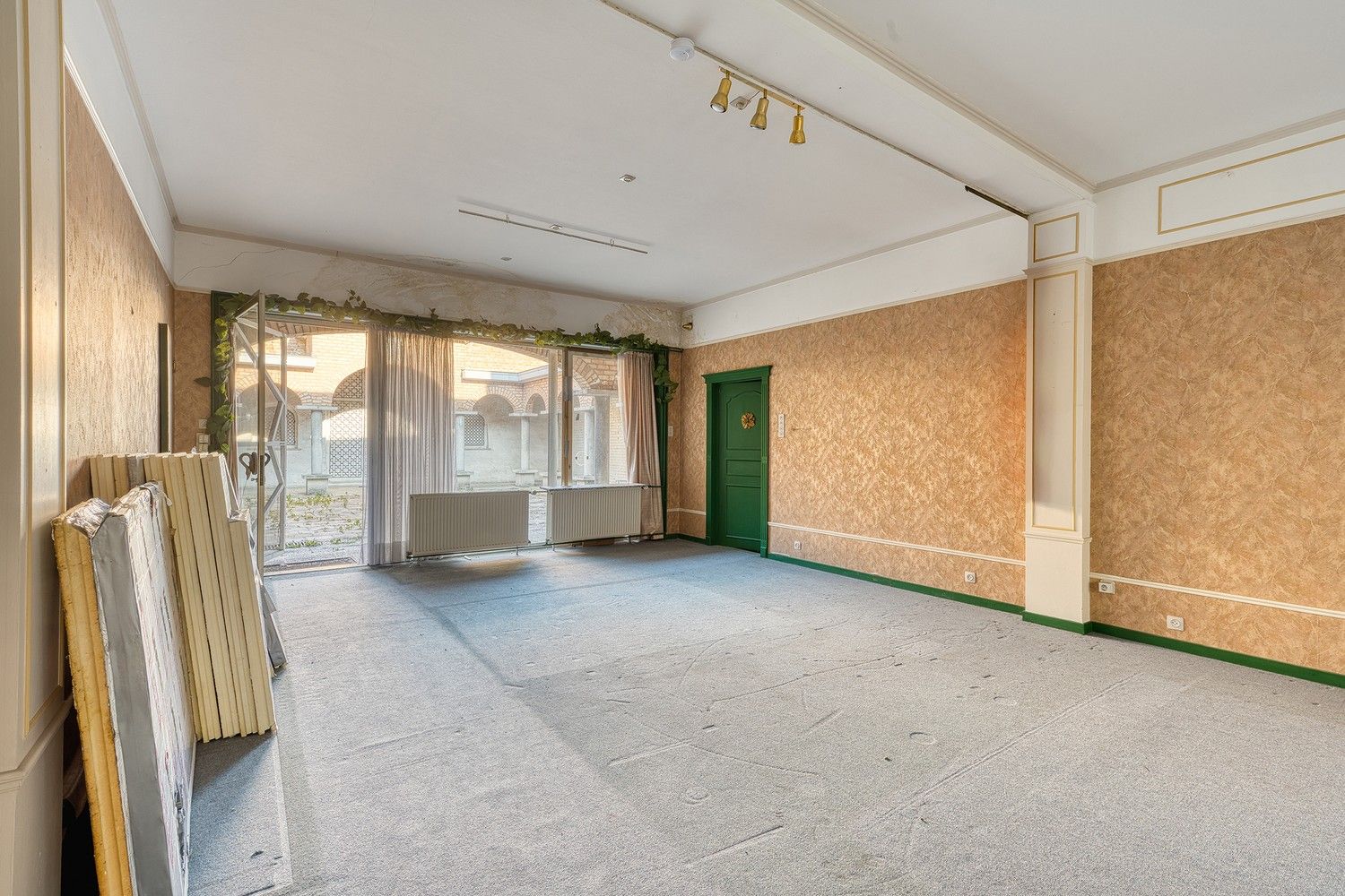 Hartje Brugge  TOP  TOERISTISCHE LIGGING , in de GOUDEN DRIEHOEK, Uitzonderlijk HANDELSPAND ( gevelbreedte 11 meter)                          LICHTRIJKE WINKELRUIMTE ,uitgevend op  Exclusieve STADSPATIO met overdekte rondgang van 105m²+ GARAGE van 30 m² UNIEK  IN BRUGGE op dergelijke ligging ! ERBOVEN lichtrijk ruim APPARTEMENT met zonneterras, foto 5