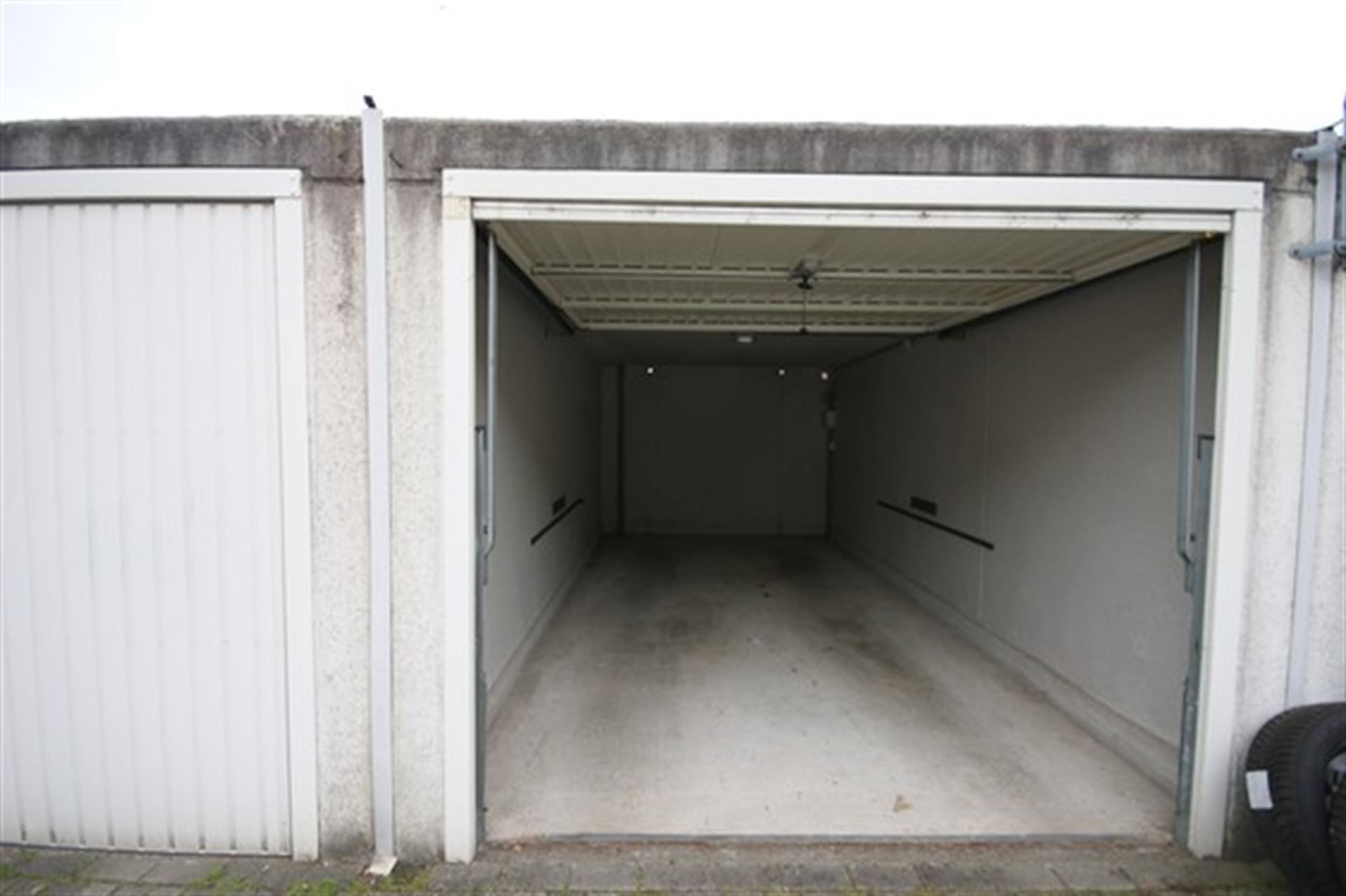 Garagebox - binnen - gesloten foto {{pictureIndex}}