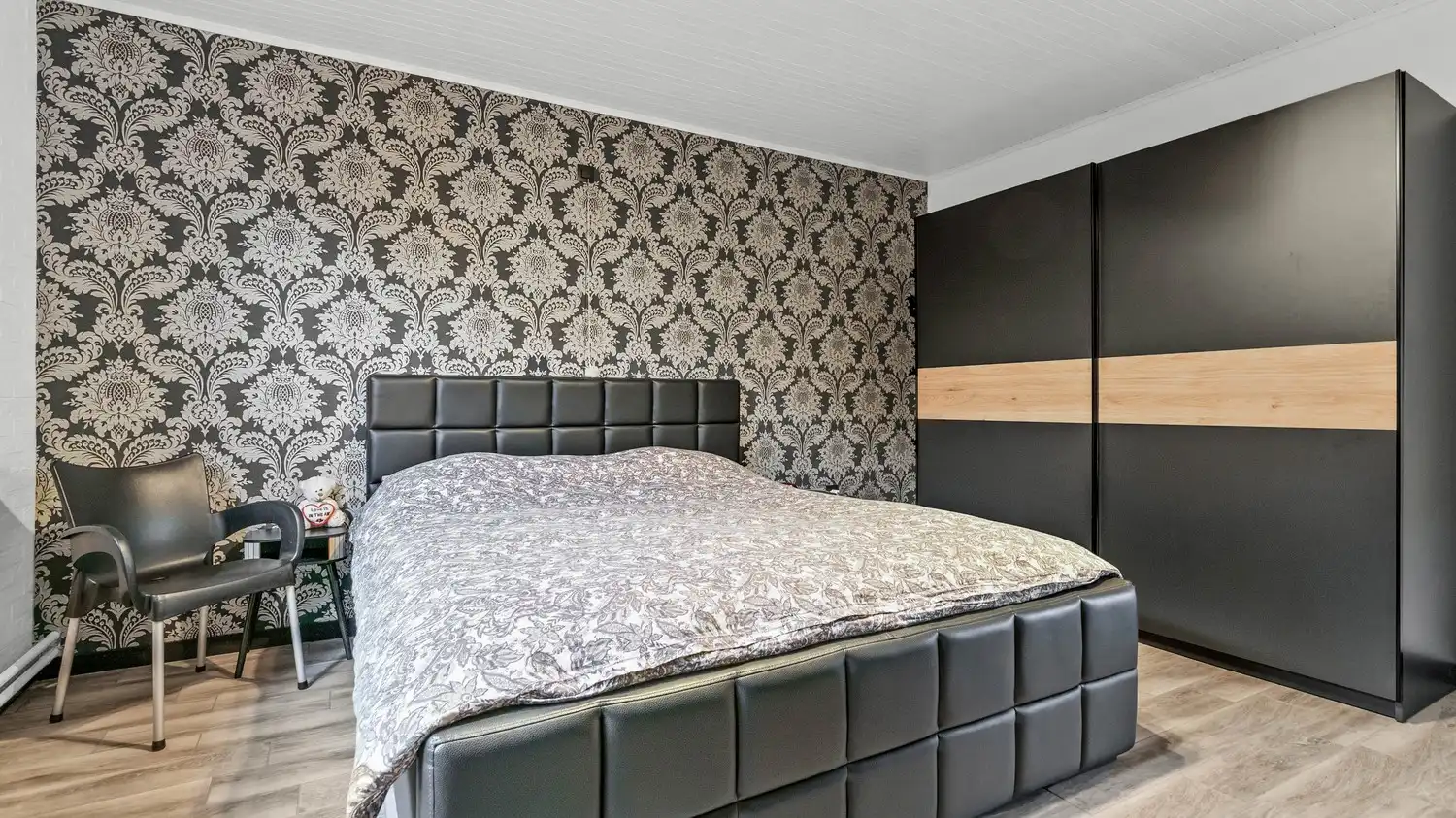 Woning met 2 slaapkamers, ruime garage en tuin foto 13