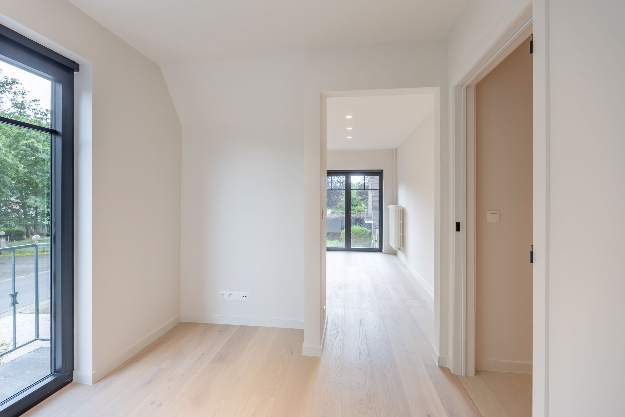 IDEALIS VASTGOED - EEN BIJZONDERE WONING OP EEN BIJZONDERE PLEK! DEZE VOLLEDIG VERNIEUWDE VILLA OP EEN PRACHTIGE RESIDENTIELE LOCATIE BESCHIKT OP DE GELIJKVLOERSE VERDIEPING OVER EEN SFEERVOLLE INKOMHAL, ROYALE LEEFRUIMTE MET AUTHENTIEKE ELEMENTEN, DOORLOPEND IN EEN EXTRA RUIME LEEFKEUKEN (MET TOEGANG TOT TERRAS), EEN MUDROOM, EXTRA RUIME INPANDIGE GARAGE/BERGING/WASPLAATS; OP DE VERDIEPING BESCHIKT DE WONING OVER 3 AANGENAME SLAAPKAMERS, EEN LUXUEUZE BADKAMER EN APART TOILET; VERDER BIEDT DE WONING NOG EEN RUIME BERGZOLDER; DE WONING WERD VOLLEDIG VERNIEUWD VAN RUWBOUW TOT AFWERKING EN VOORZIEN VAN NIEUW LEIDINGWERK EN SANITAIR, VOLLEDIGE NIEUWE ELECTRA, NIEUW SCHRIJNWERK IN ALUMINIUM, NIEUW DAK, VOLLEDIG NIEUW STUCWERK, NIEUWE BUITENAANLEG EN 12 ZONNEPANELEN! EEN ‘MUST SEE’ VOOR KOPERS OP ZOEK IN HET MOOIE SEGMENT! foto 40