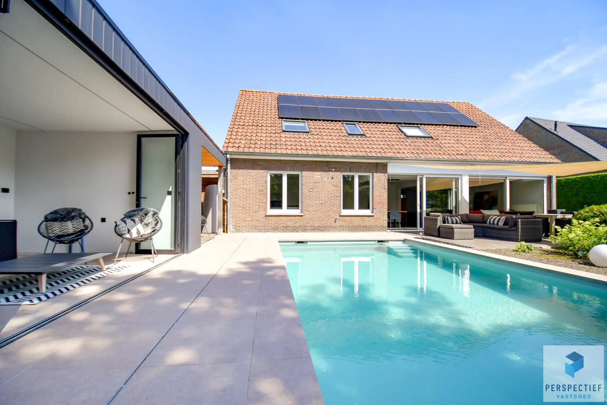 Ruime (254m²) instapklare gezinswoning met 4 slaapkamers, zwembad en poolhouse foto 2