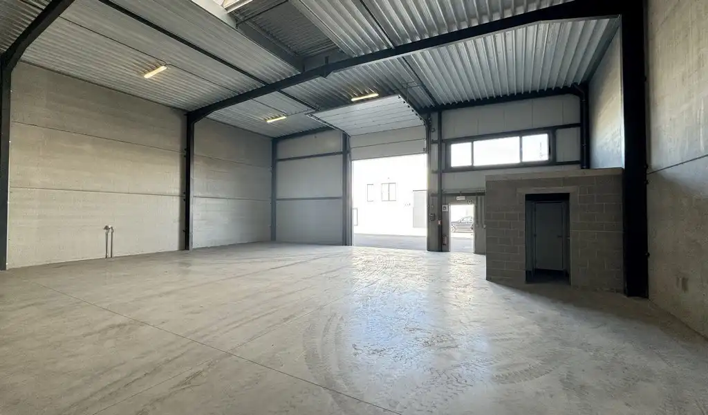 Magazijn te huur langs kanaal in Sint-Lenaarts foto 5