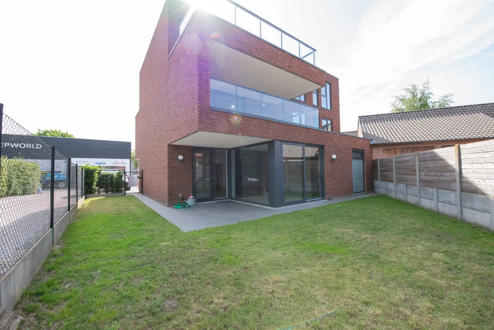 Prachtig gelijkvloers appartement van 147m² te Sint-Eloois-Vijve met tuintje en overdekt terras.  foto 17