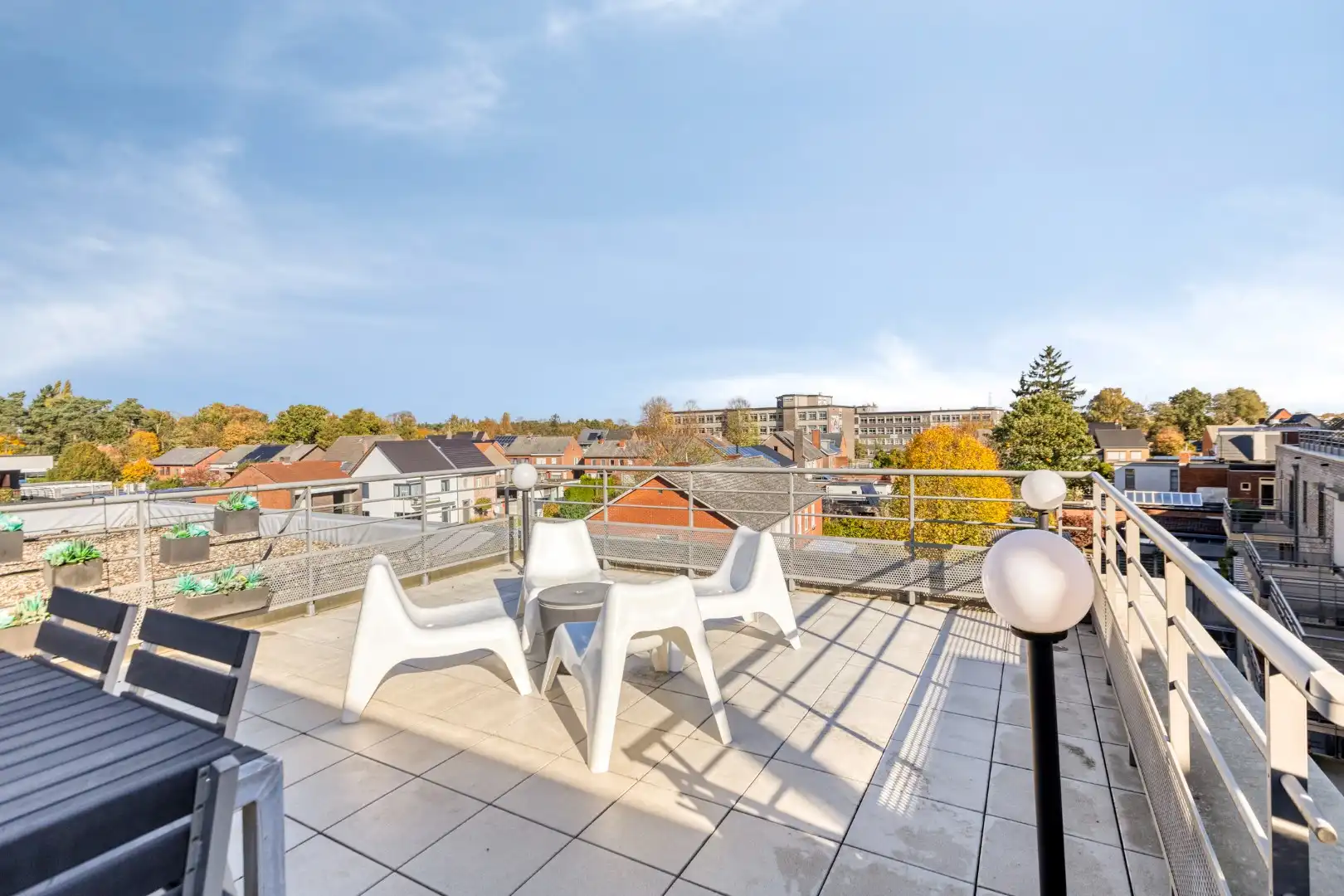 Ruim ingedeeld appartement met zonterrassen in het centrum. foto 12