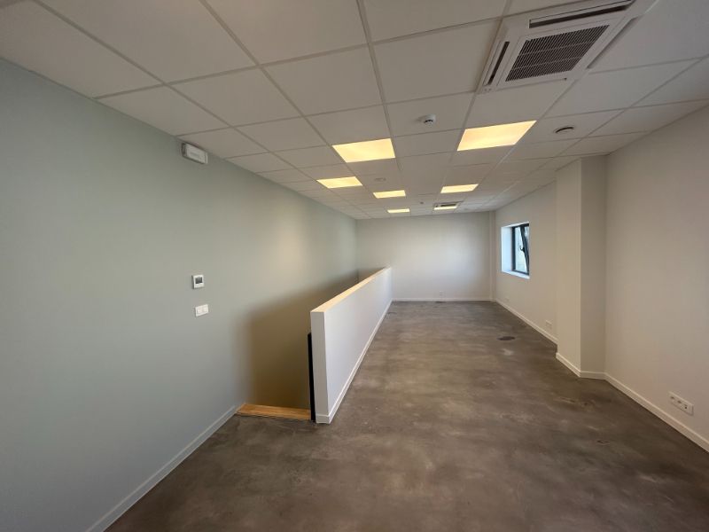 Recent magazijn met kantoorruimte – uitstekende ligging foto 8