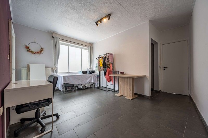 Gerenoveerde ruime gezinswoning met handelsruimte, garage, tuin en 3 slaapkamers op een perceel van 391 m² in het centrum van Wakken. foto 8