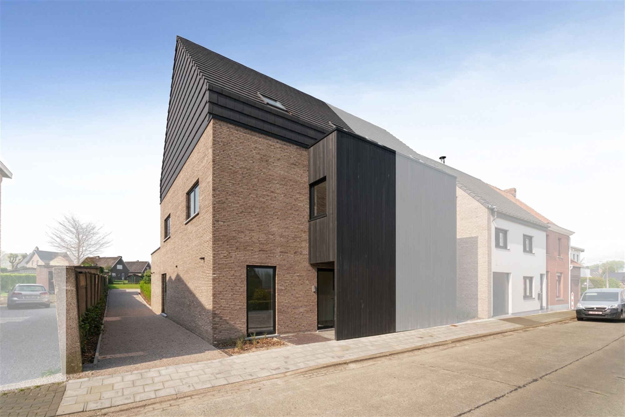 Instapklare HALFOPEN NIEUWBOUWWONING met 4 slpks, bureau, garage & carport op een perceel van ca. 496m² foto 3