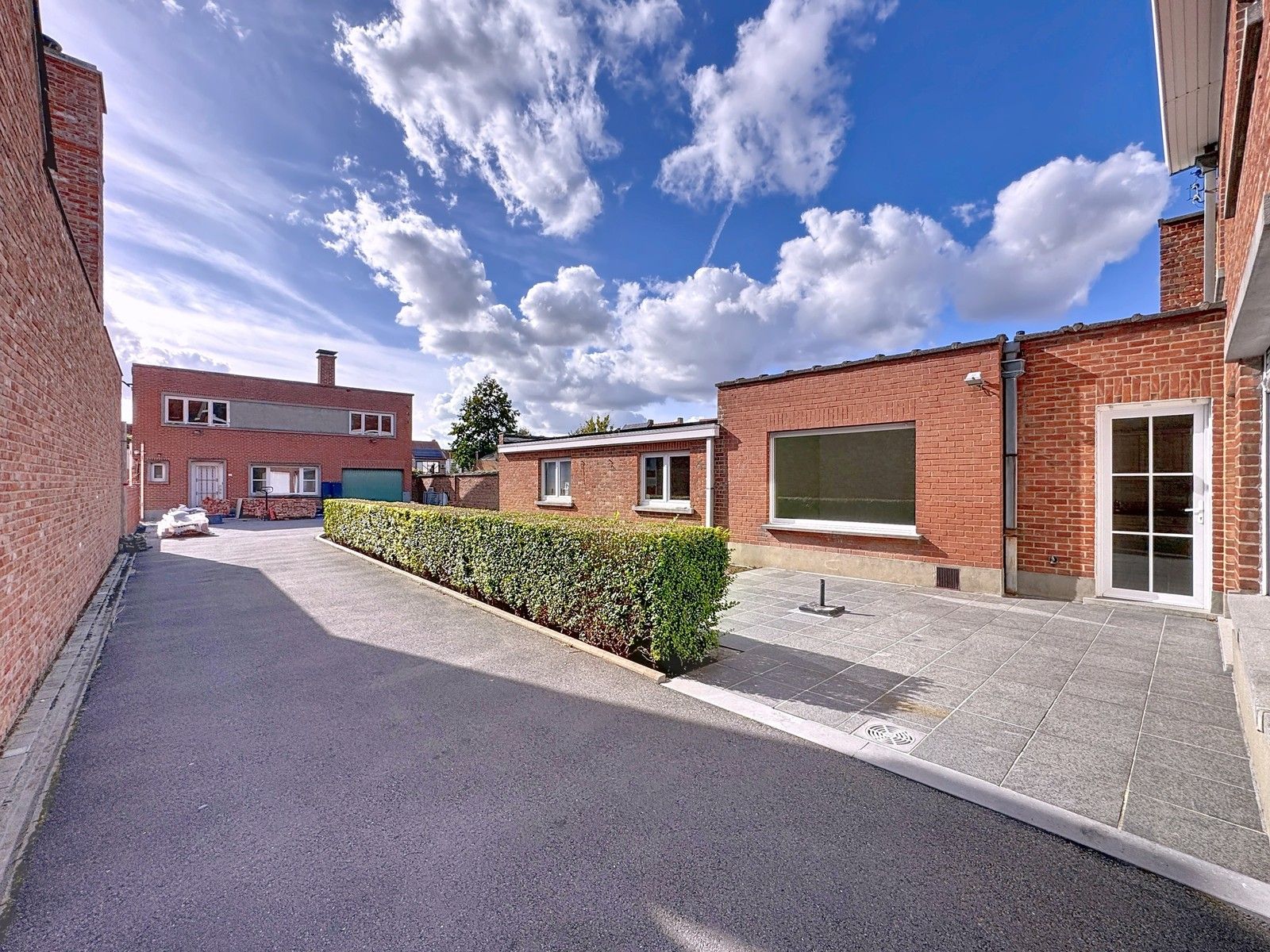 Ruime gezinswoning met garage + magazijn van 260m² en zonnige tuin in hartje Izegem. foto 3