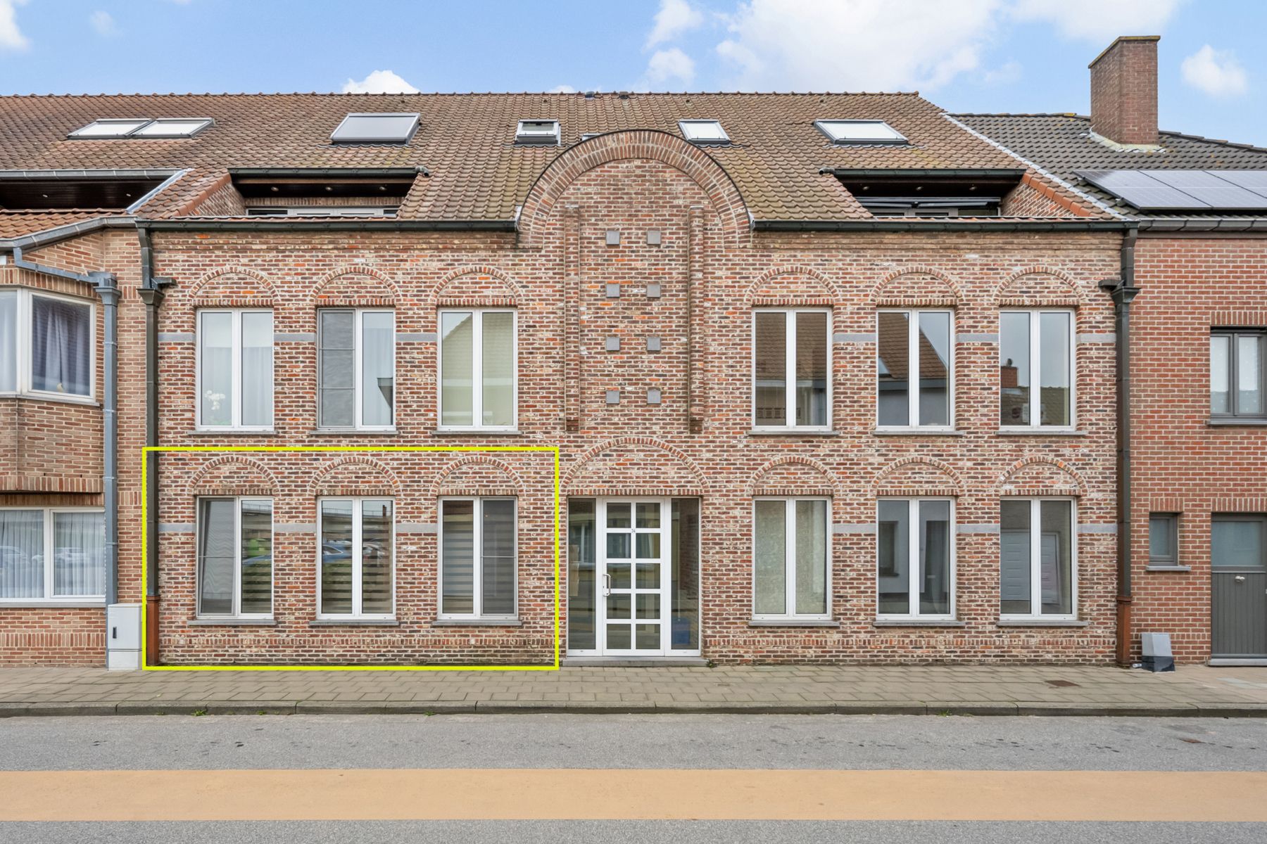 Gelijkvloers appartement met zonnig terras en aparte garage! foto {{pictureIndex}}