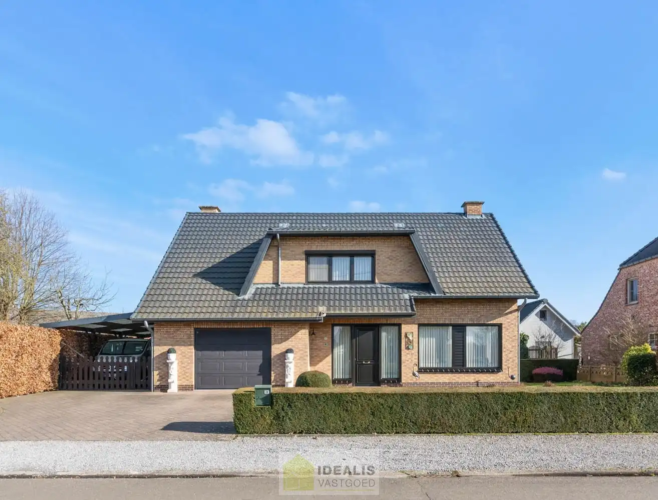 IDEALIS VASTGOED – PERFECT ONDERHOUDEN EN INSTAPKLARE GEZINSWONING MET 4 SLAAPKAMERS, 2 BADKAMERS EN EEN MOOIE WOONOPPERVLAKTE VAN +- 185M² OP EEN AANGENAAM EN RUSTIG GELEGEN PERCEEL VAN 6A 80CA OP GEGEERDE LOCATIE IN ACHEL! foto 2