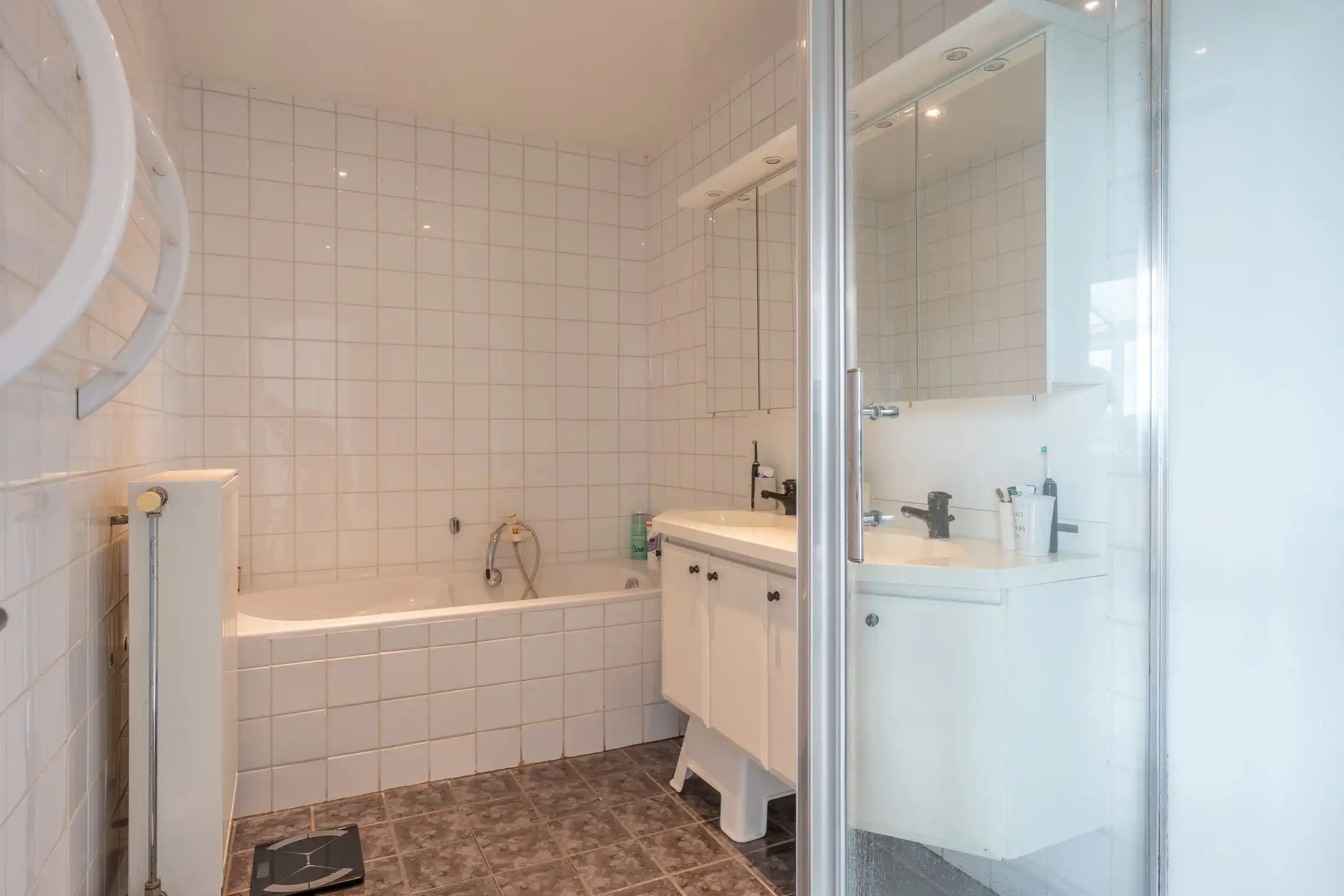 Woning bestaande uit twee appartementen op 985m² perceel. foto 14