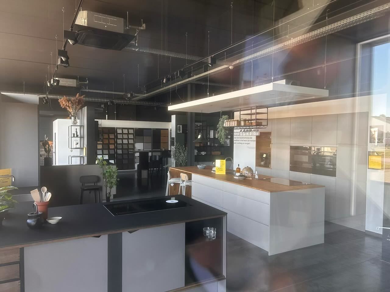 UNIEK GELEGEN MODERNE BAANWINKEL MET PARKING foto 2