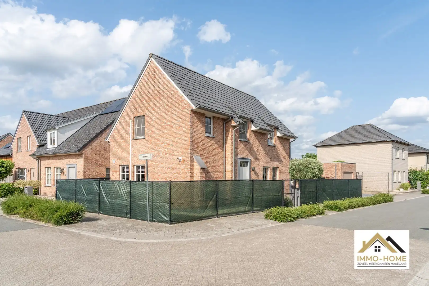 Knappe instapklare HOB met vrijstaande garage te Lokeren ! foto {{pictureIndex}}