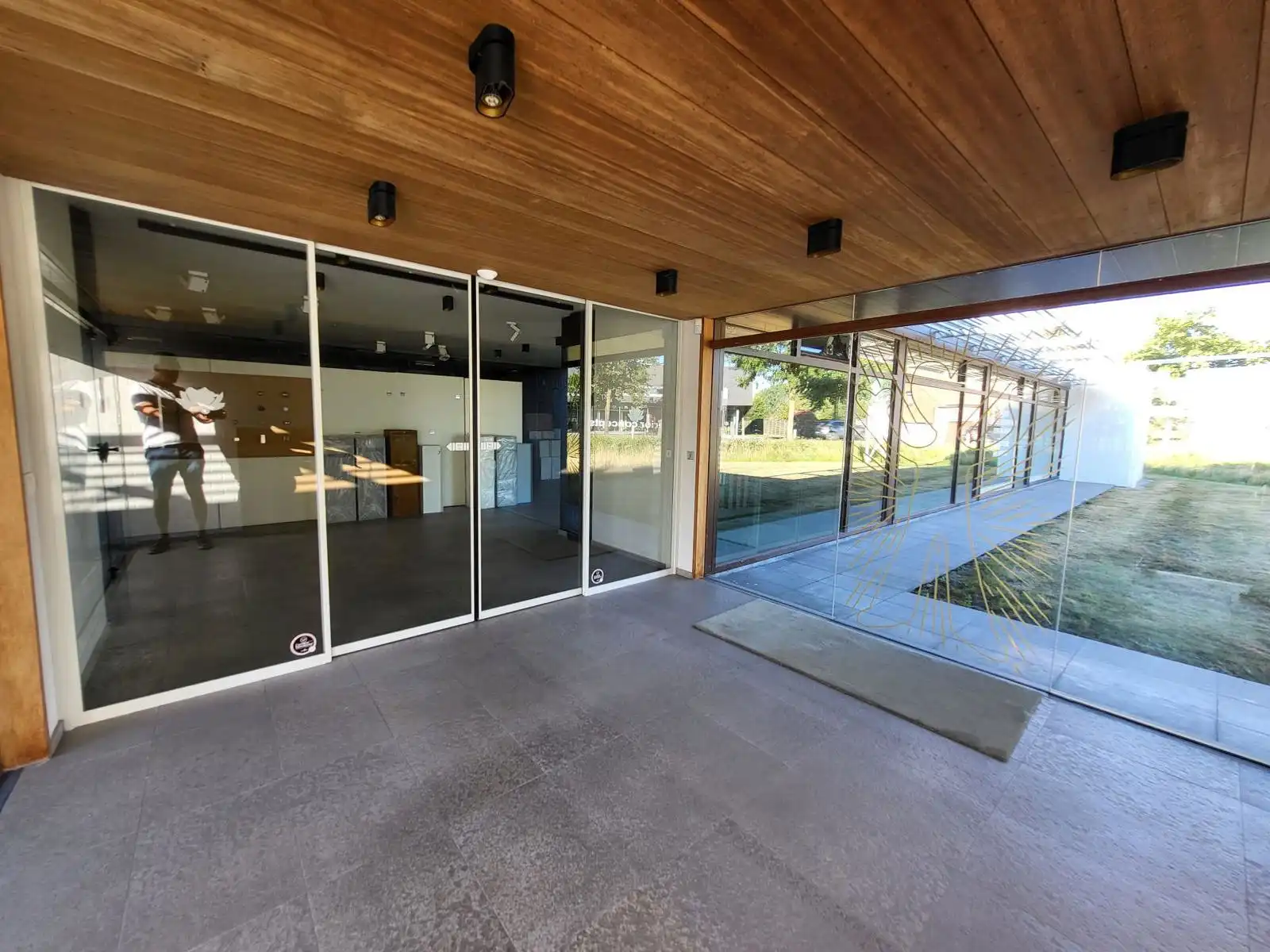 Klassevolle handelsruimtes, centraal gelegen te Loppem foto 12