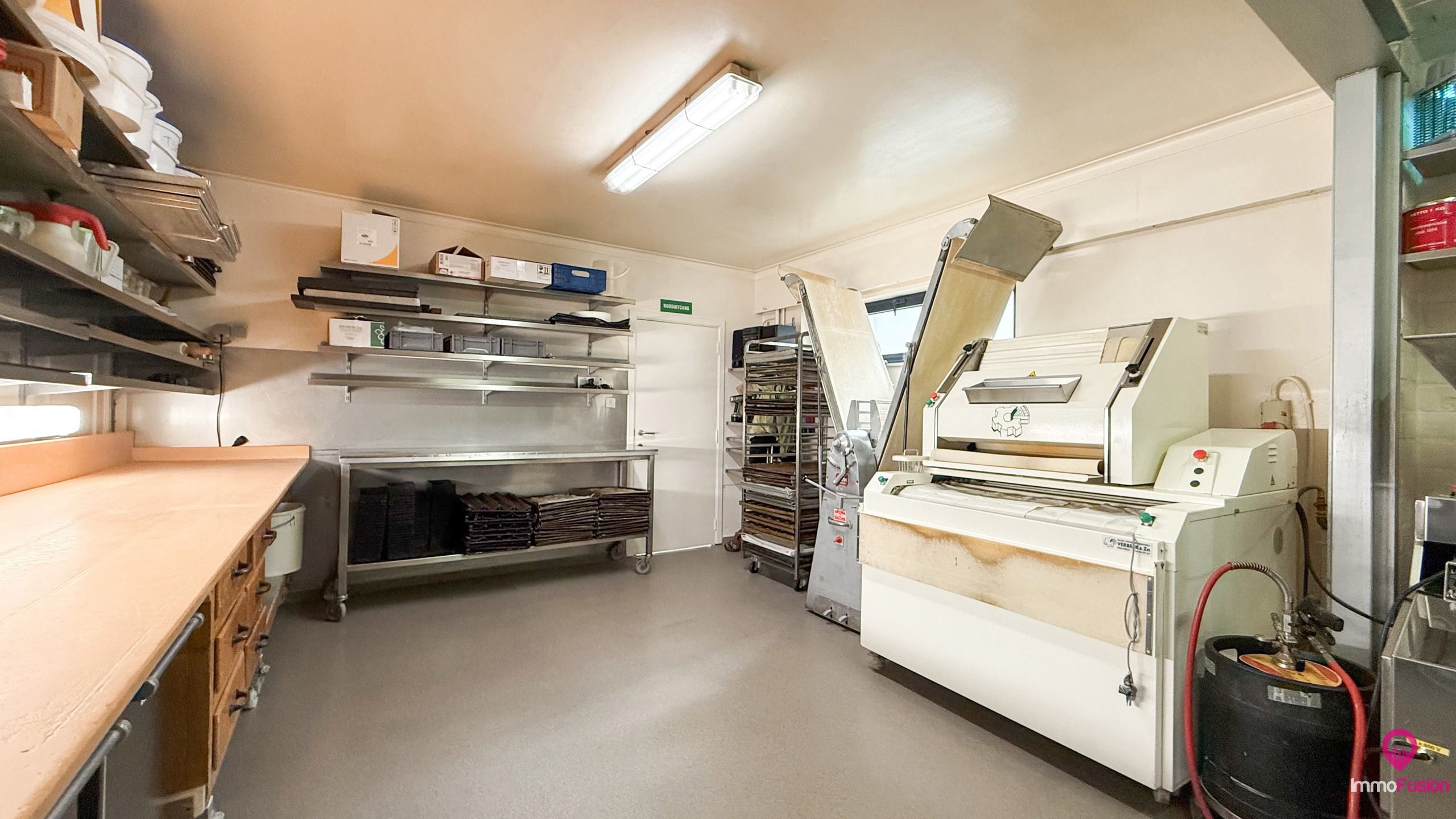 Instapklare bakkerij met woonst in het centrum van Zolder! foto 18
