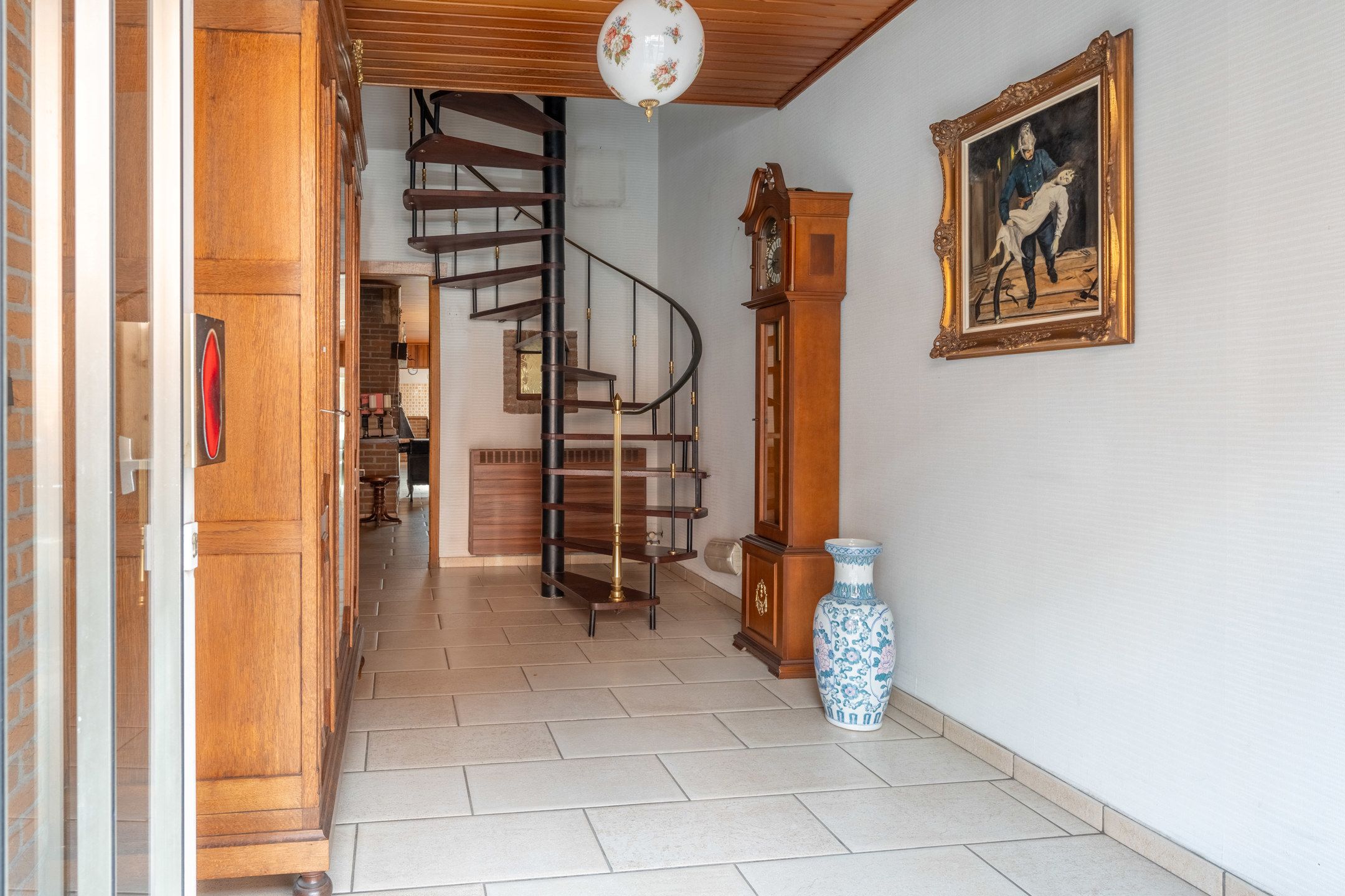 Te renoveren woning met toffe tuin en garage in het centrum foto 4