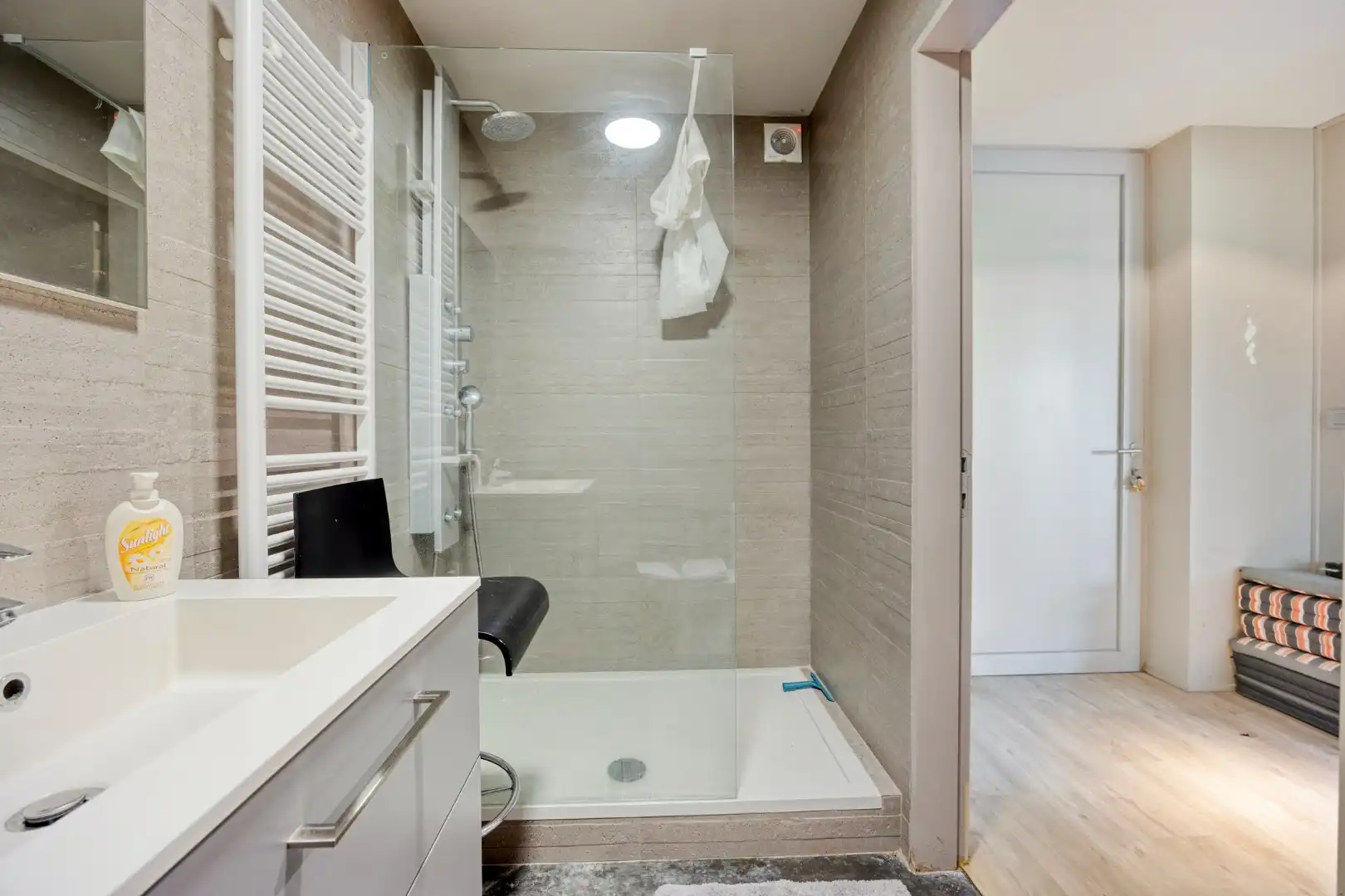 Moderne, ruim ingedeelde woning op een mooi perceel van 13 are met zwembad. foto 18