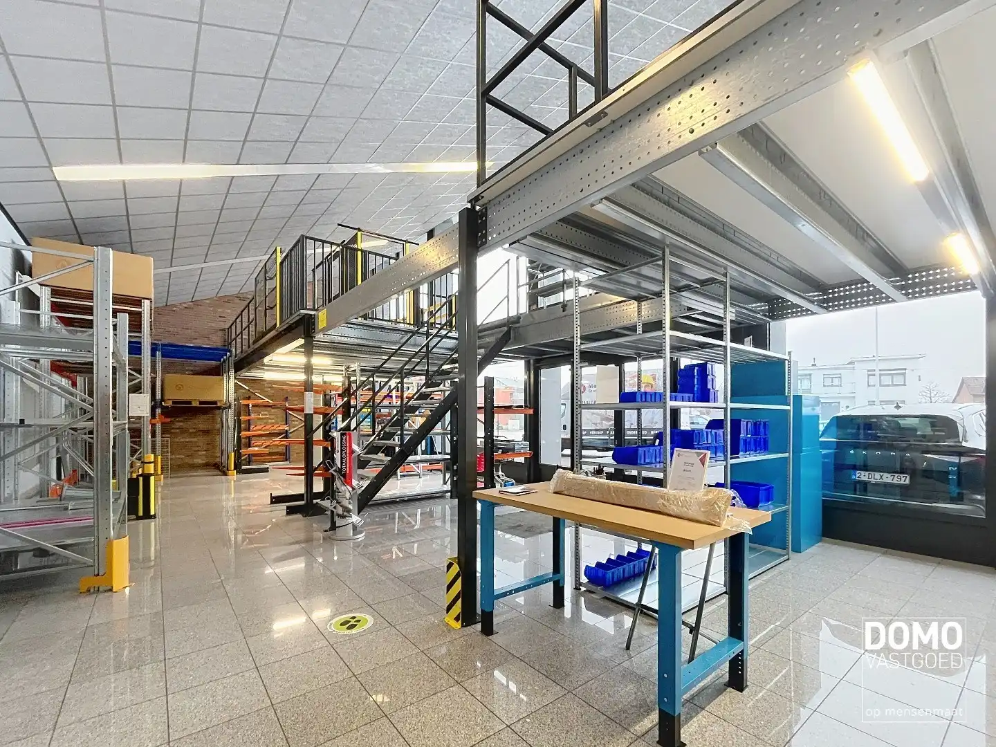 RUIM COMMERCIEEL GEBOUW VOORZIEN VAN TOONZAAL, KANTOREN EN OPSLAGPLAATS IN HERK-DE-STAD  foto 2