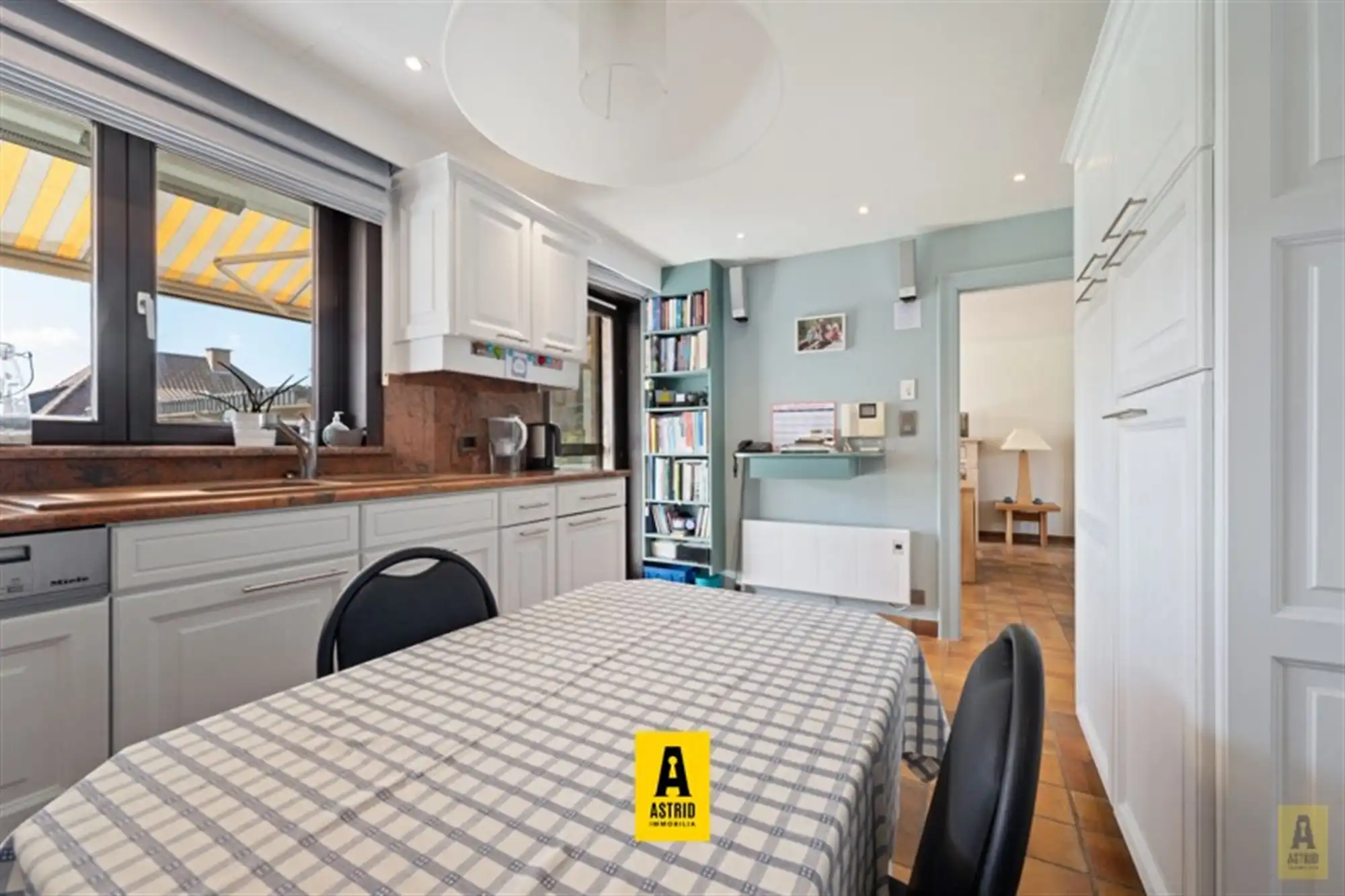 Karaktervolle voormalige dokterswoning met zee aan ruimte en mogelijkheden! foto 15