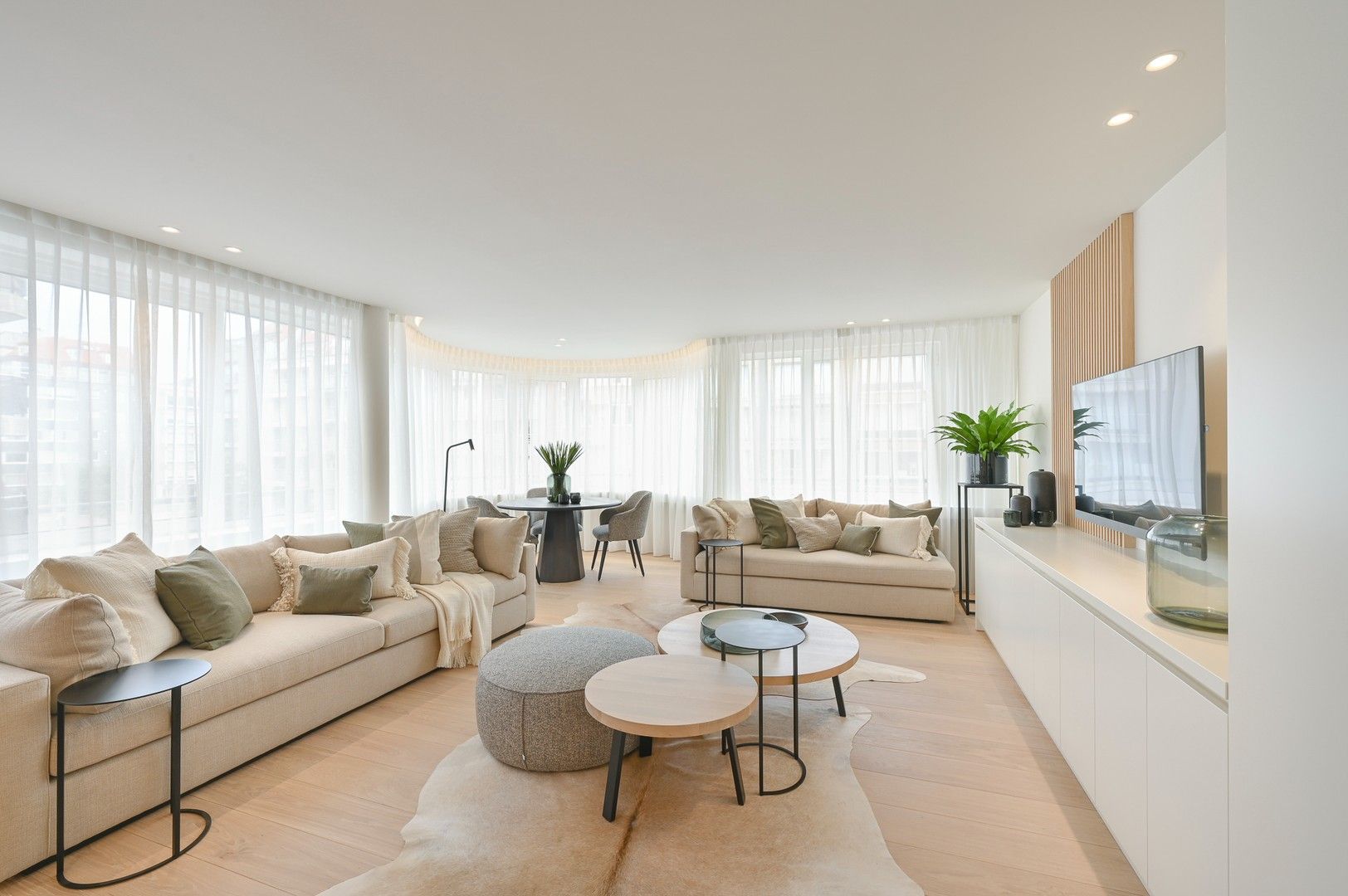 Hoekappartement, volledig gerenoveerd met kwalitatieve materialen ideaal gelegen in het centrum van Knokke. foto 2