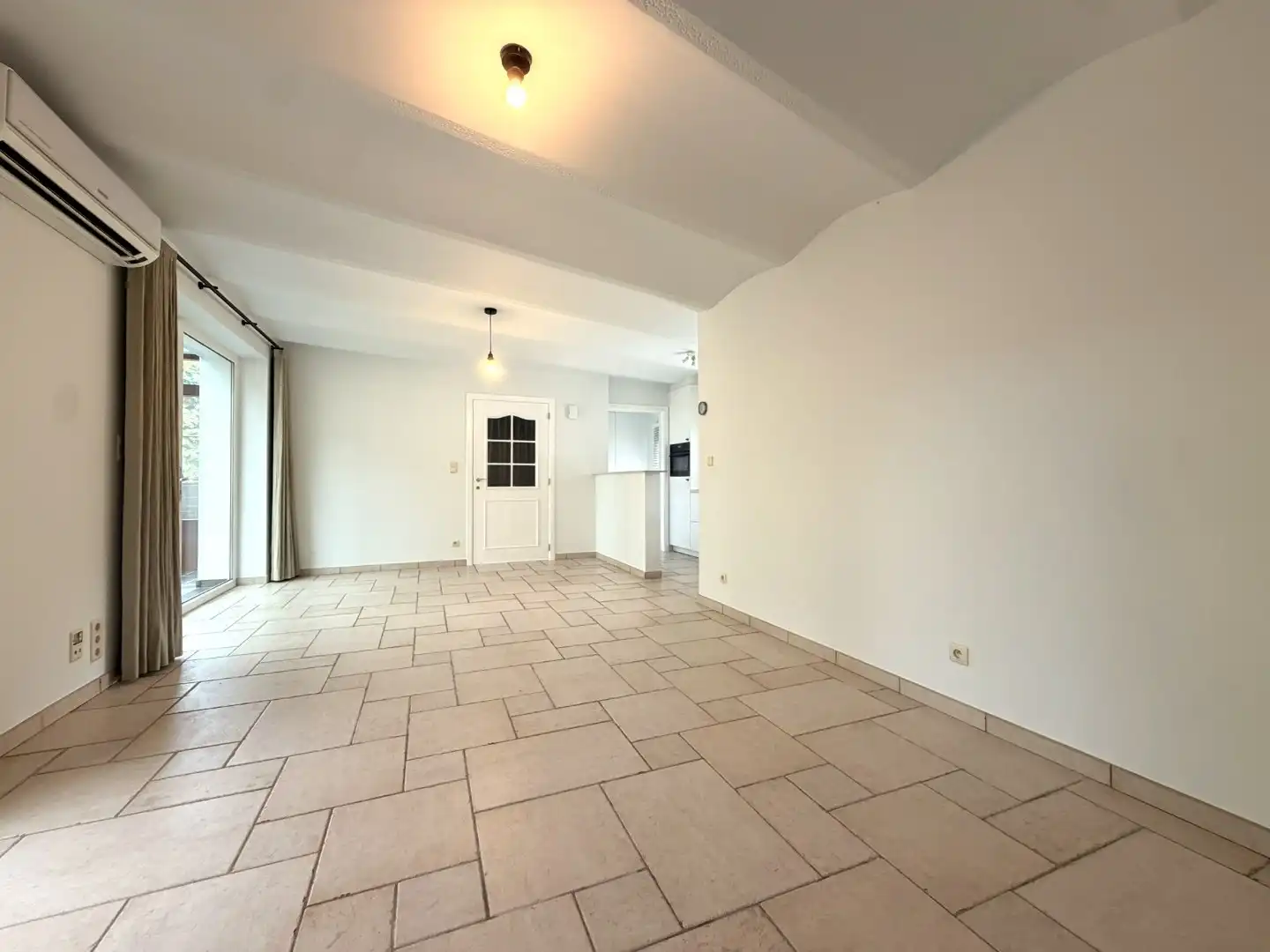 Bijzonder charmante benedenwoonst met 1 slaapkamer, veranda, terras en twee autostandplaatsen foto 13